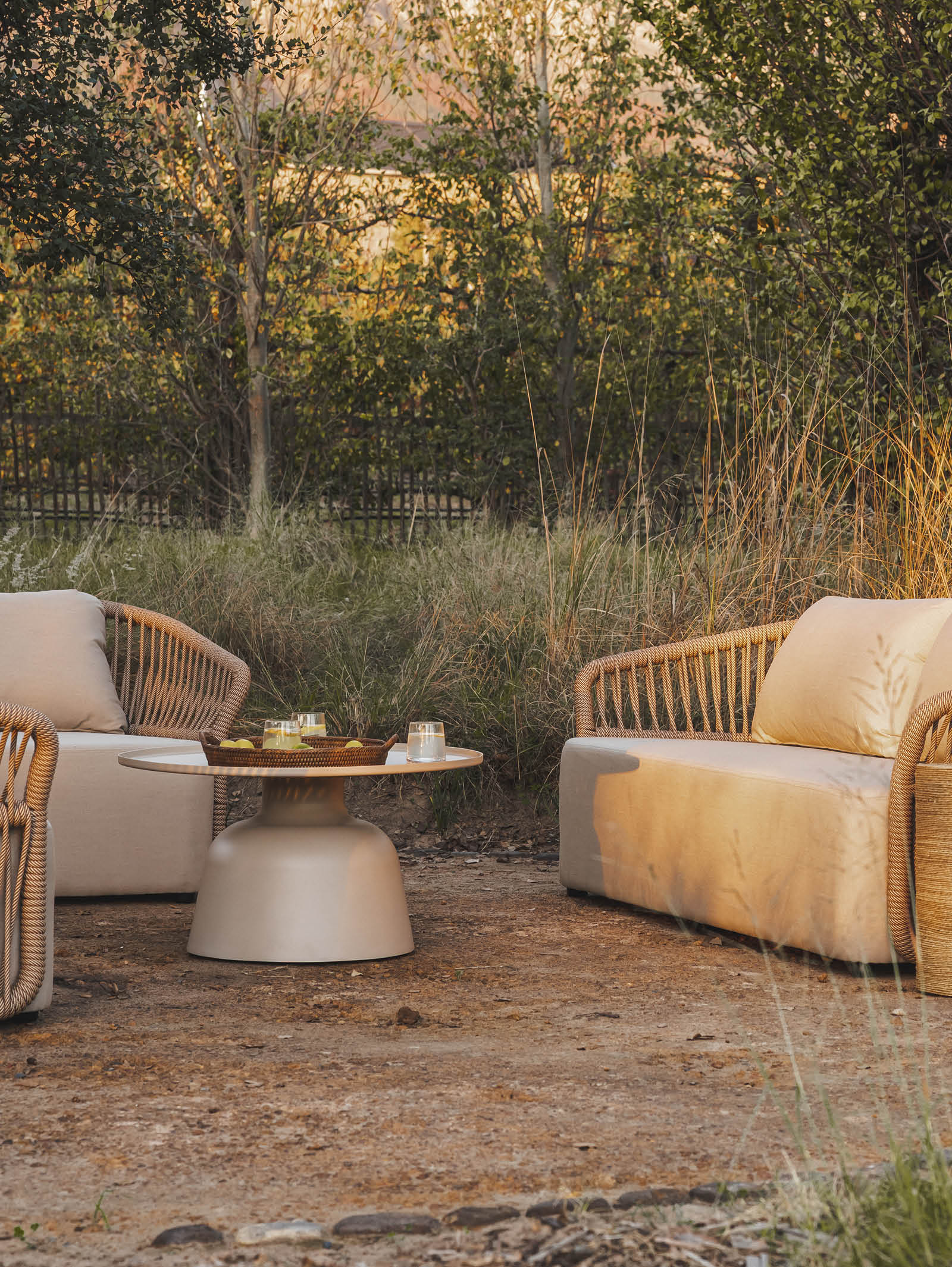 Table basse de jardin contemporaine en aluminium résistant aux intempéries