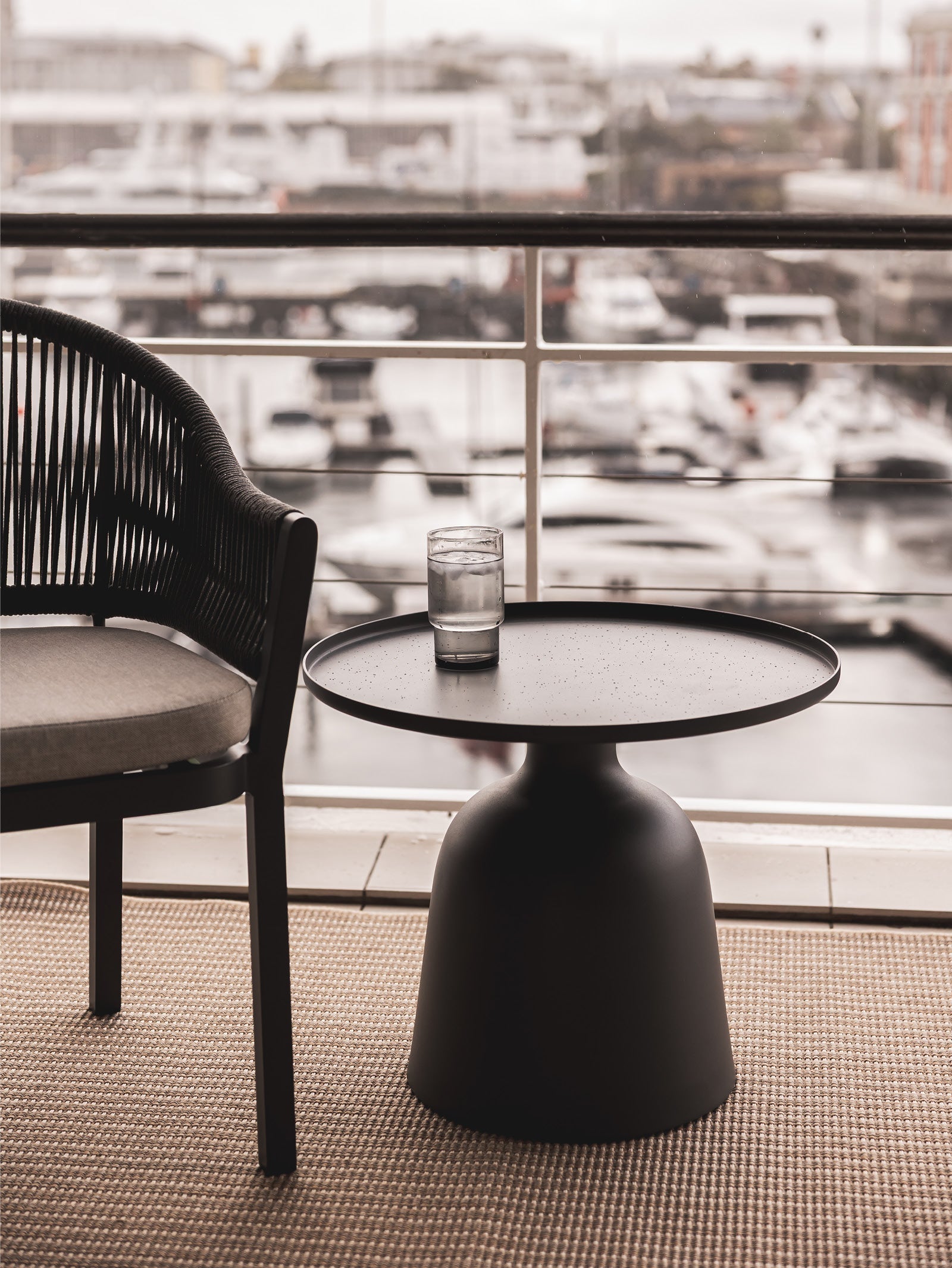 Table d'appoint contemporaine en aluminium avec résistance aux intempéries pour terrasse