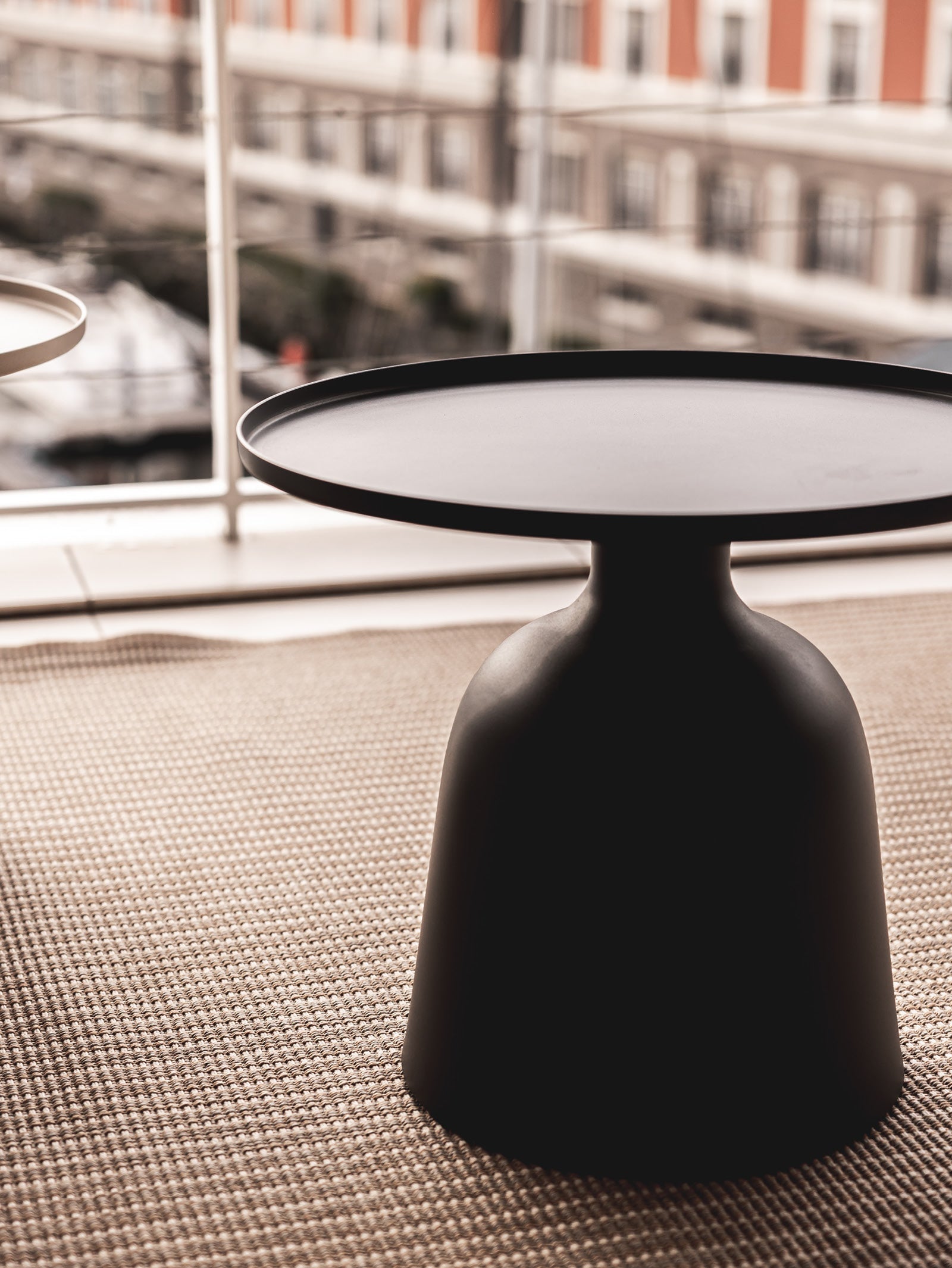 Table d'appoint contemporaine en aluminium avec résistance aux intempéries pour terrasse