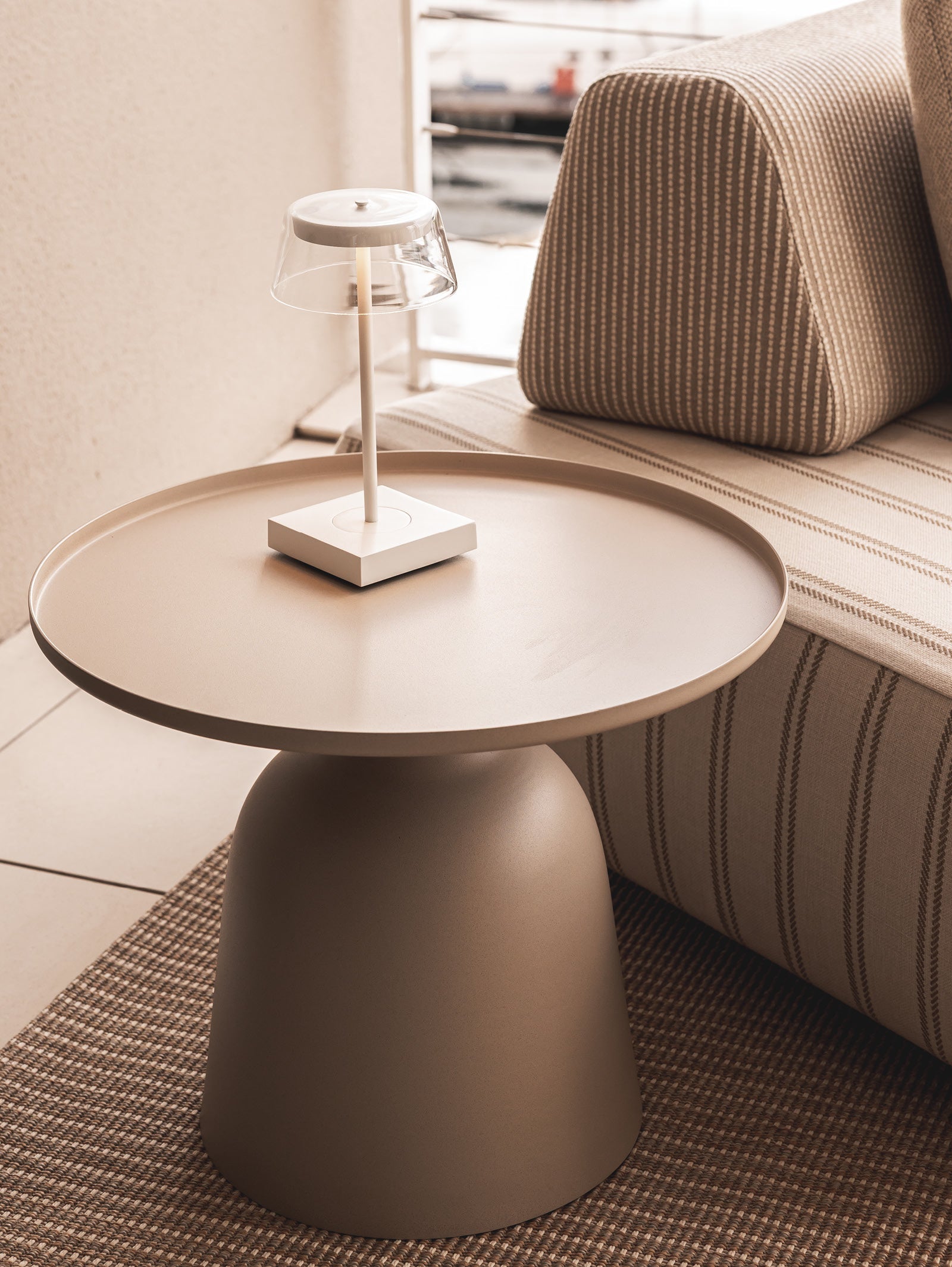 Table d'appoint contemporaine en aluminium avec résistance aux intempéries pour terrasse