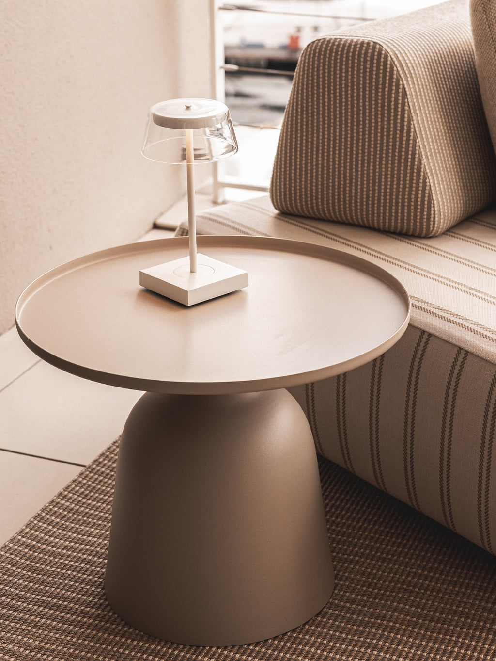 Table d'appoint contemporaine en aluminium avec résistance aux intempéries pour terrasse