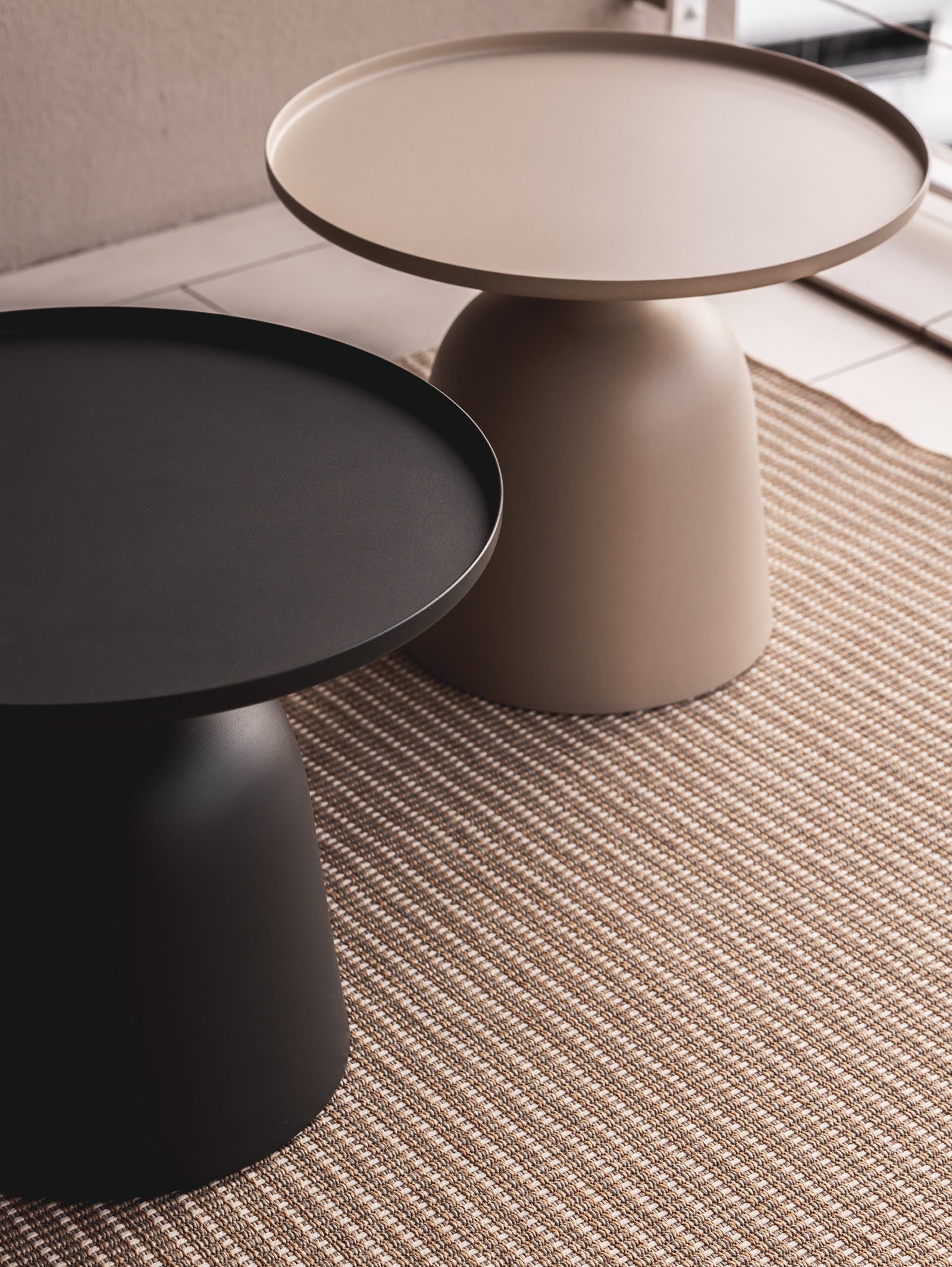 Table d'appoint contemporaine en aluminium avec résistance aux intempéries pour terrasse