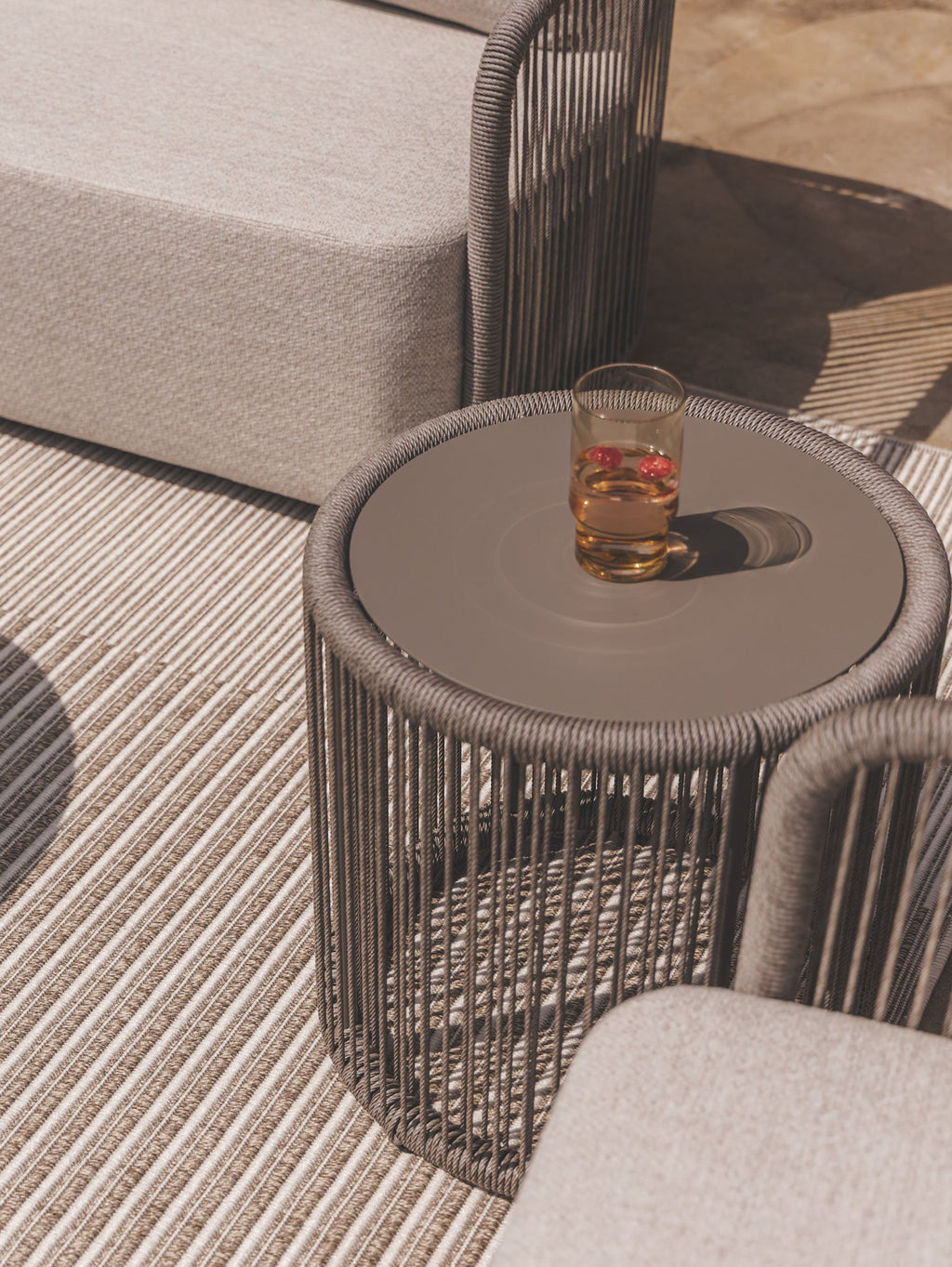 Table de patio contemporaine en aluminium