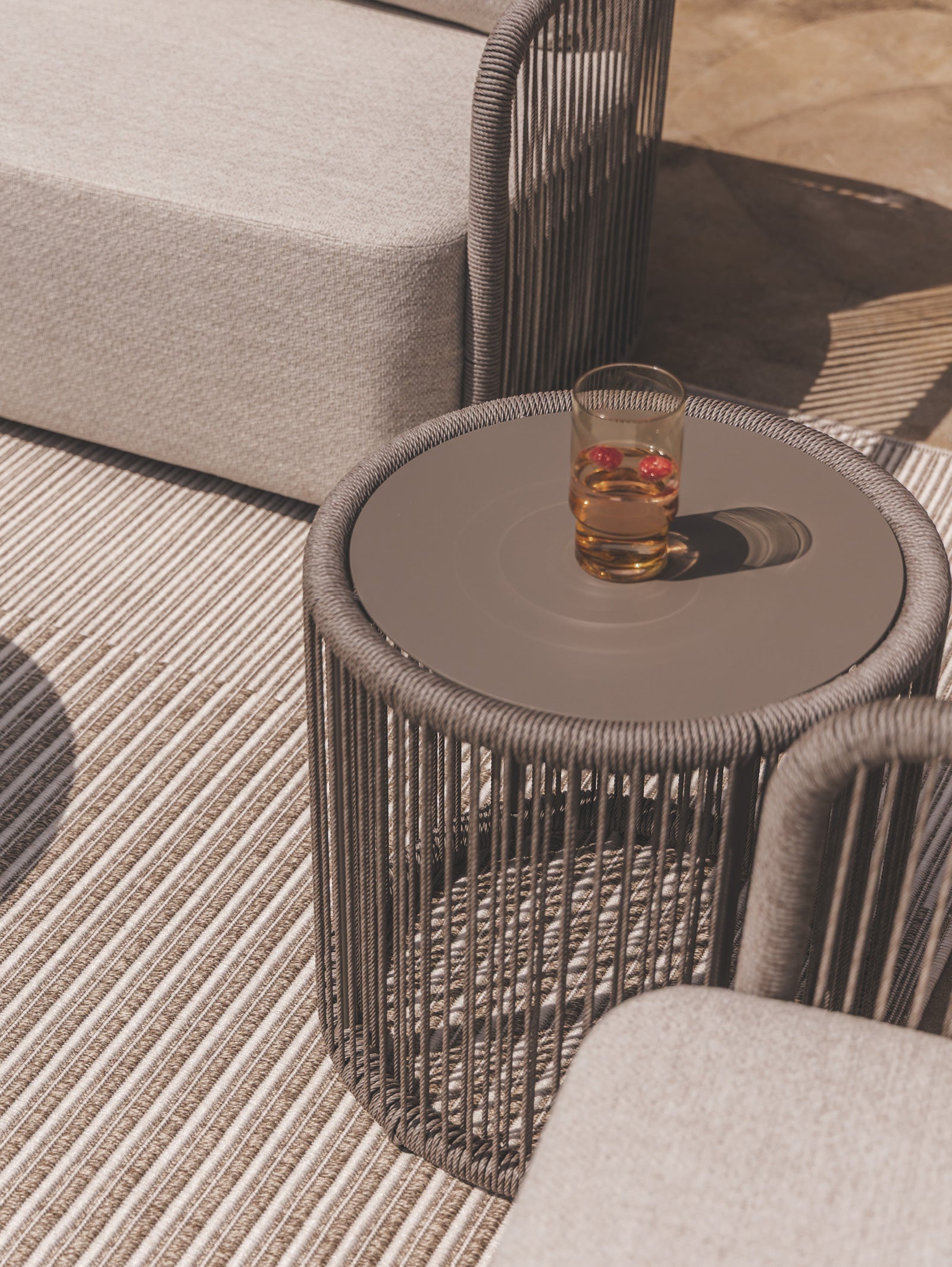 Table de patio contemporaine en aluminium