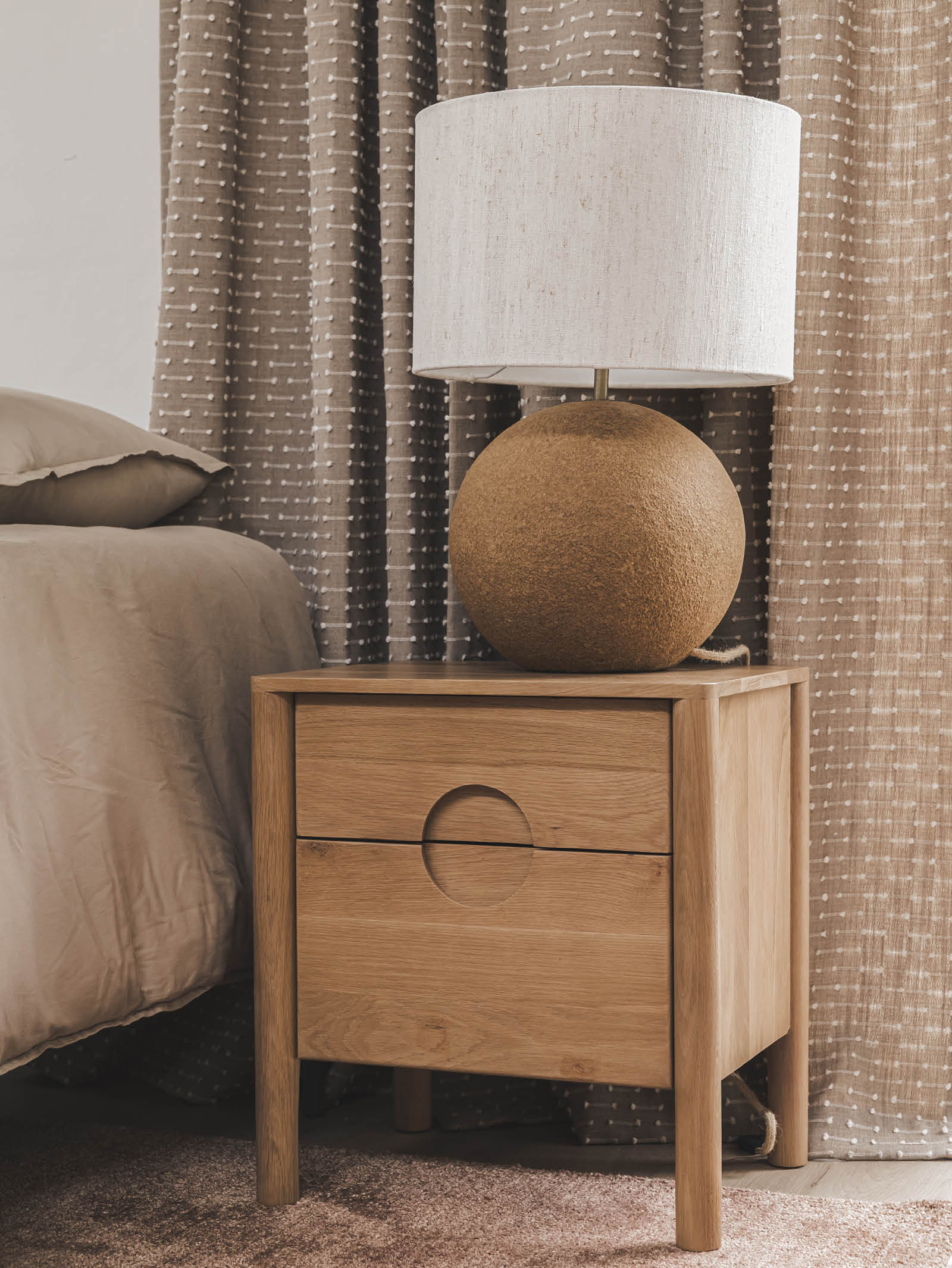Table de chevet en chêne massif de style Mid-Century pour chambre à coucher