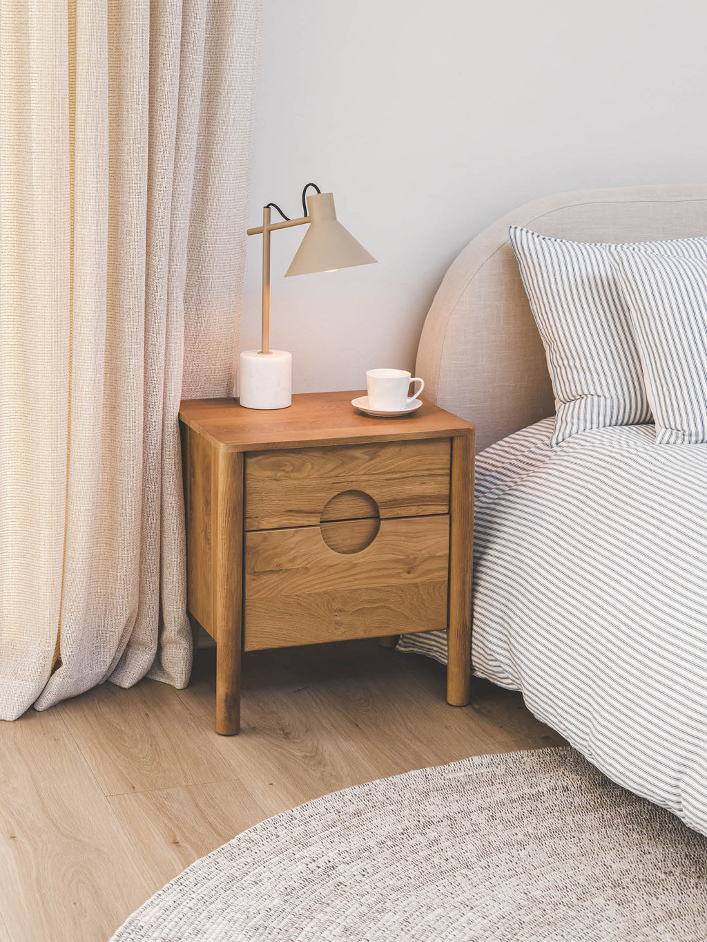 Table de chevet en chêne massif de style Mid-Century pour chambre à coucher