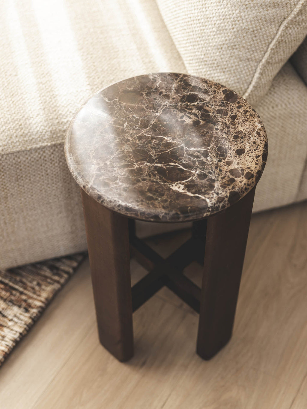 Table d'appoint en marbre contemporaine pour salon