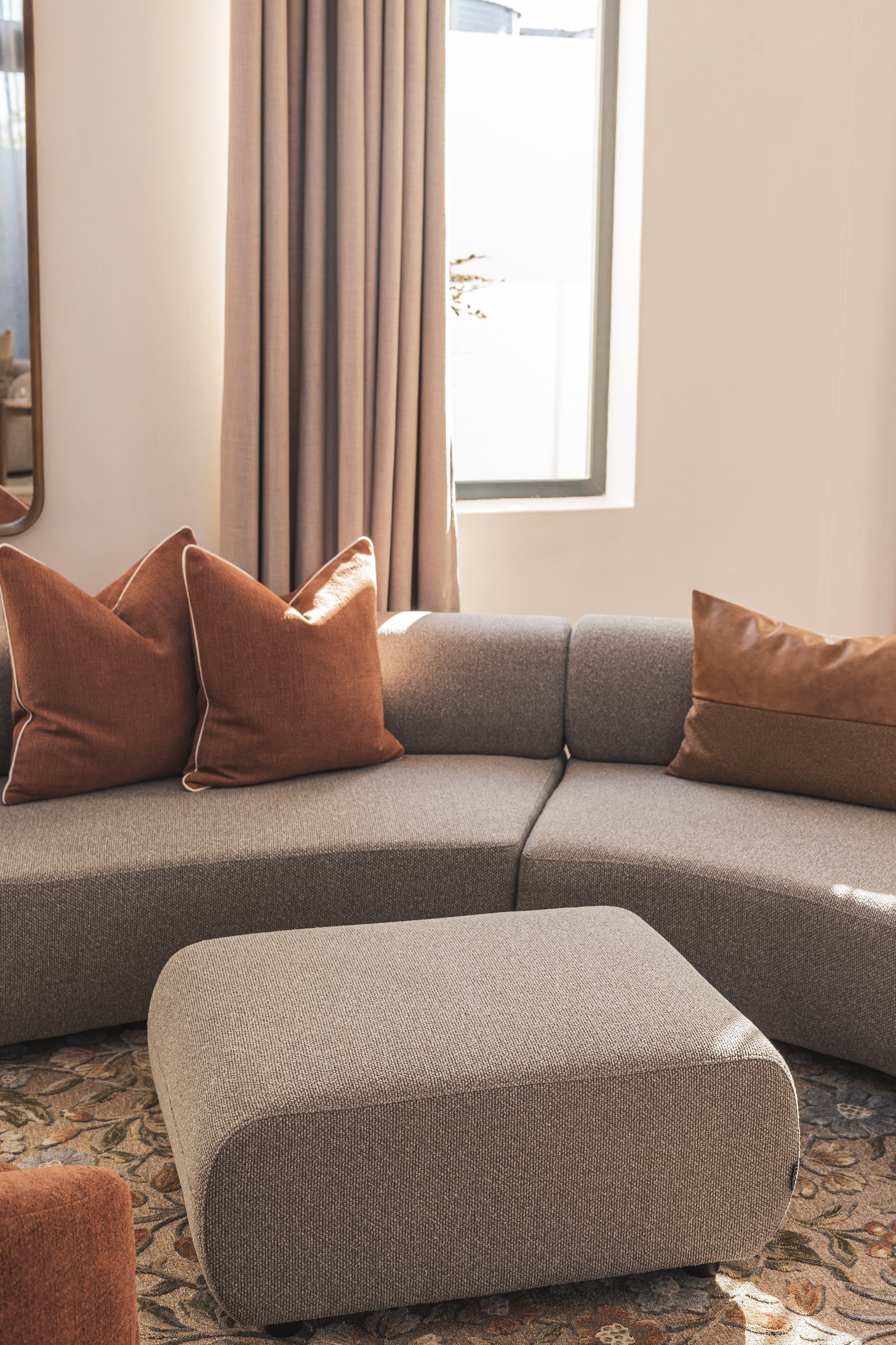 Pouf moderne en tissu pour le salon