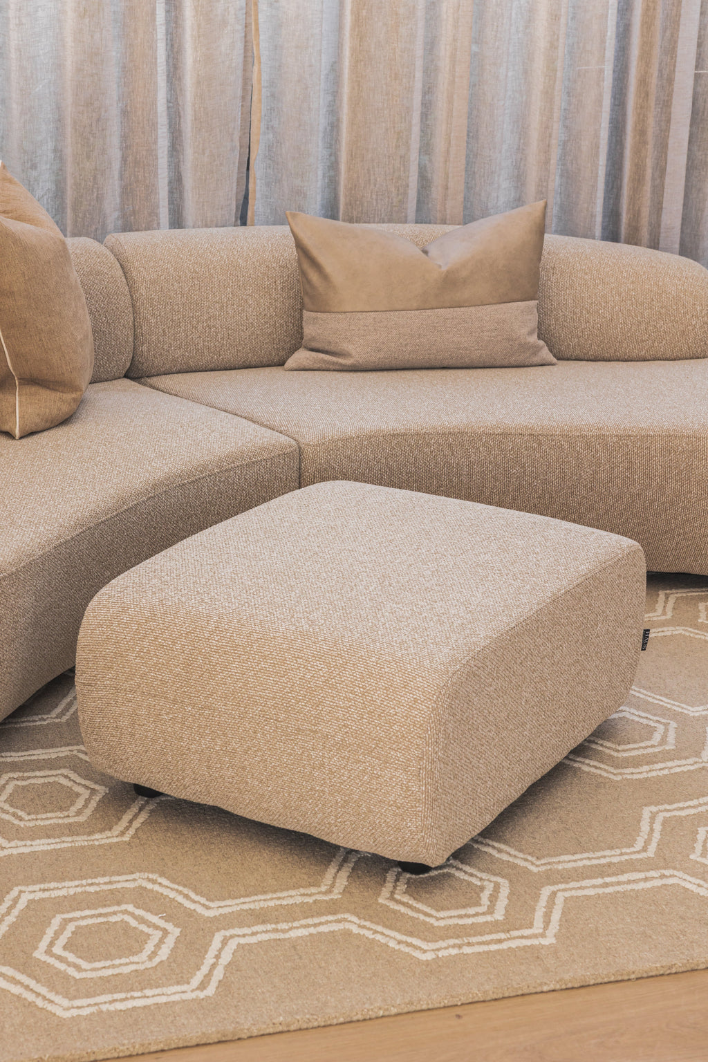 Pouf de salon en tissu moderne