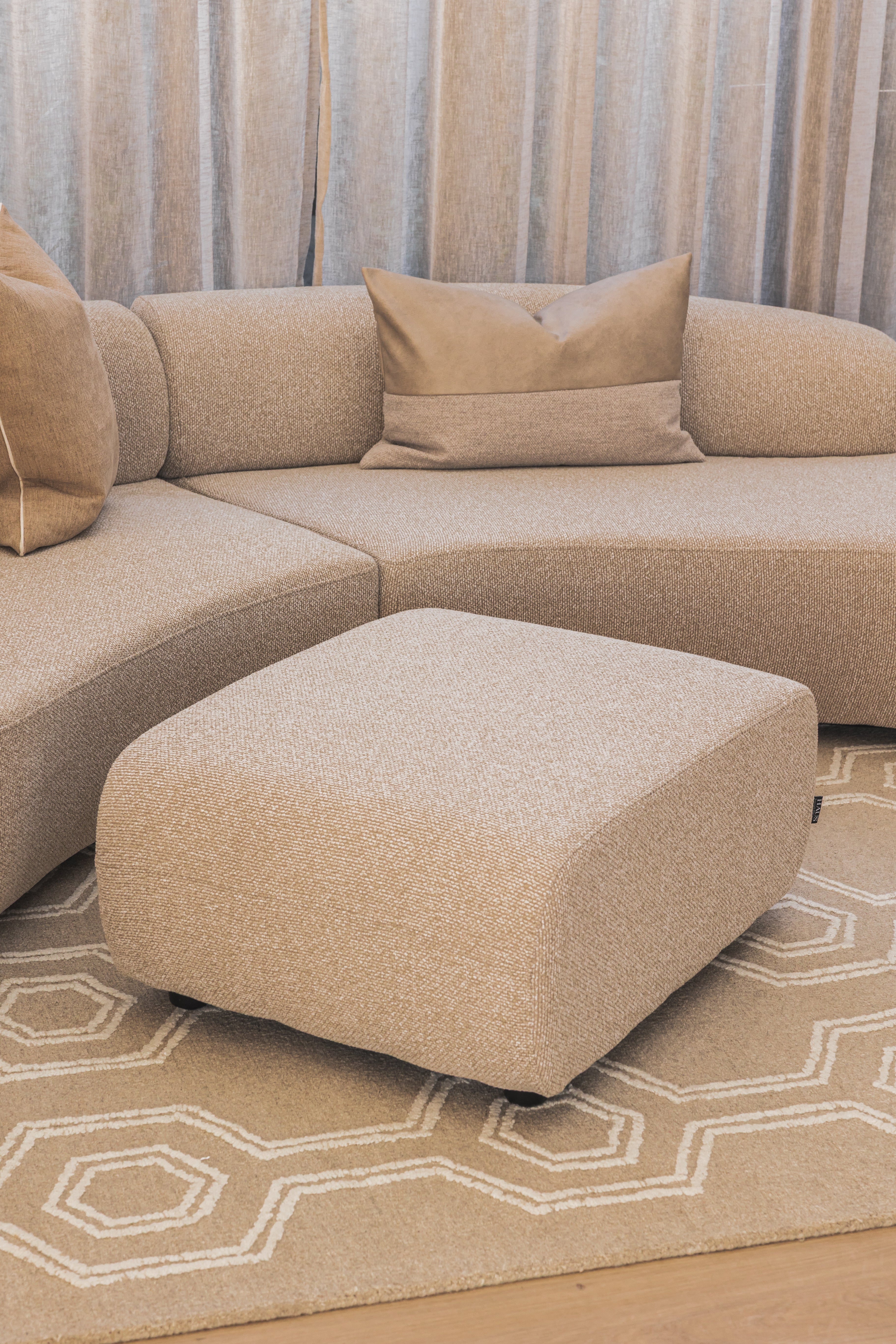 Pouf de salon en tissu moderne