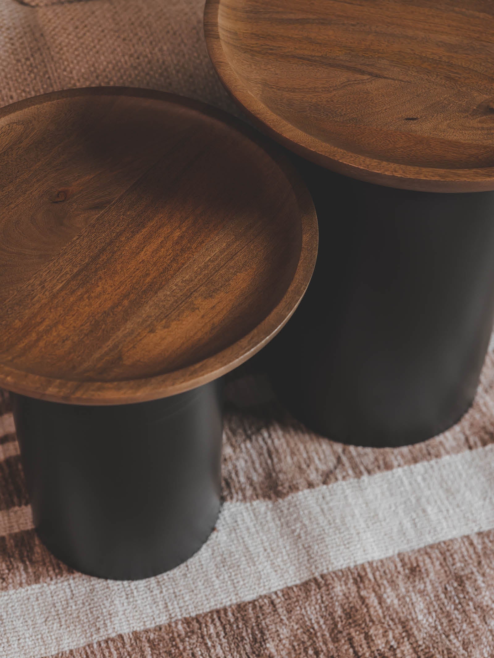 Table d'appoint en bois contemporaine pour salon