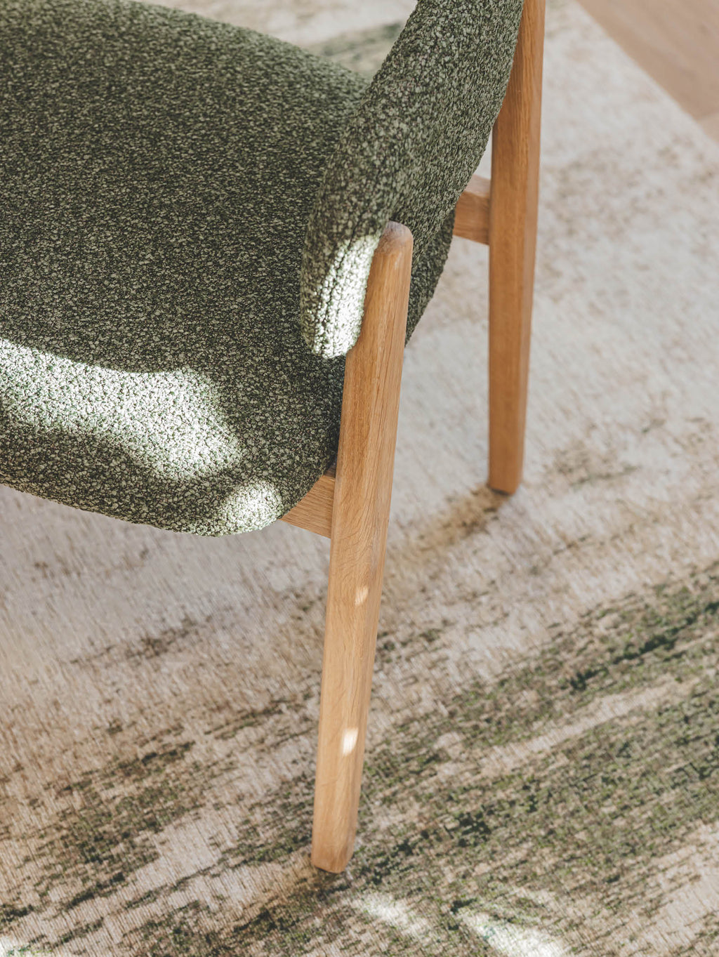 Chaise de salle à manger moderne en chêne massif