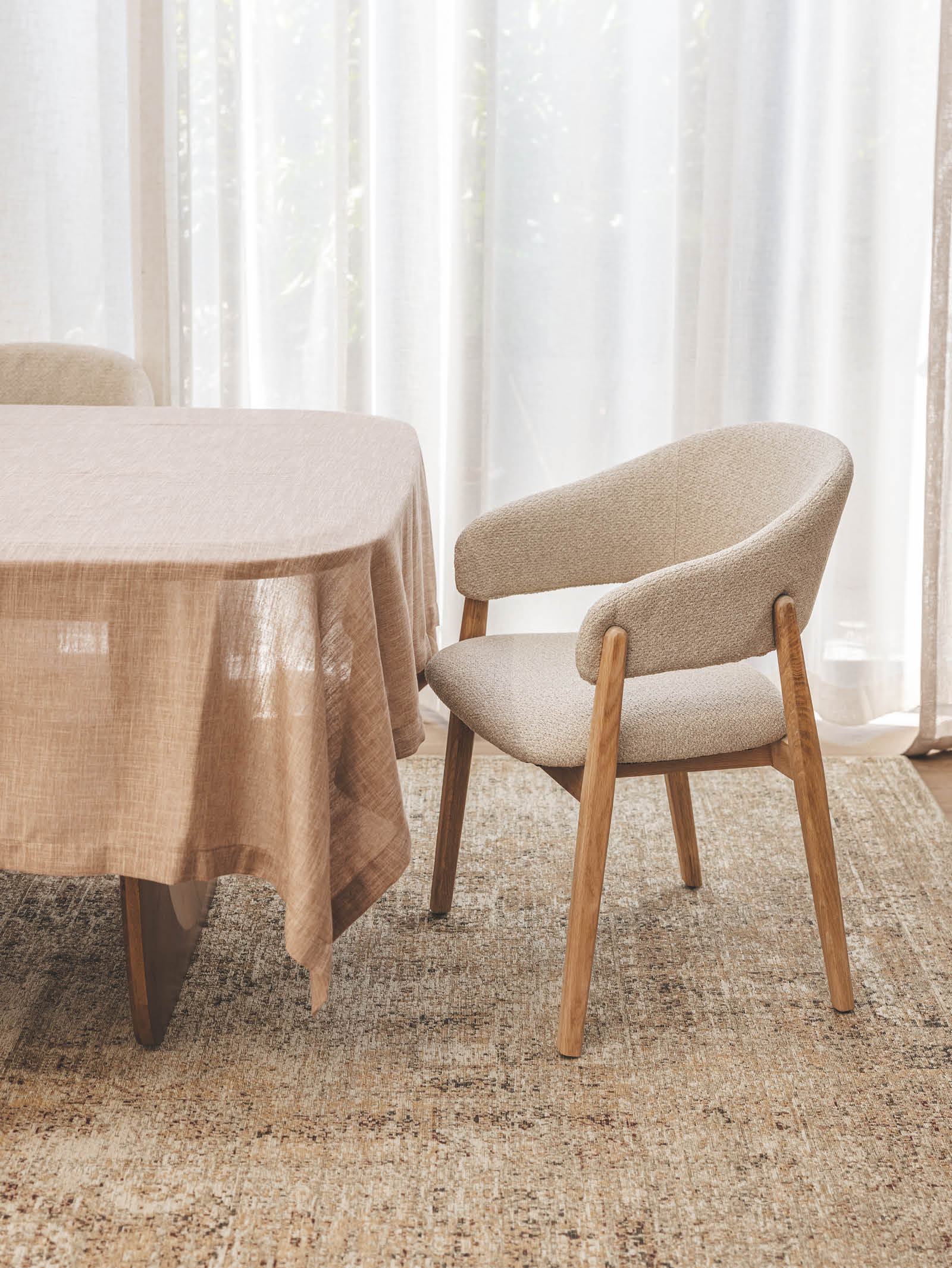 Chaise de salle à manger moderne en chêne massif