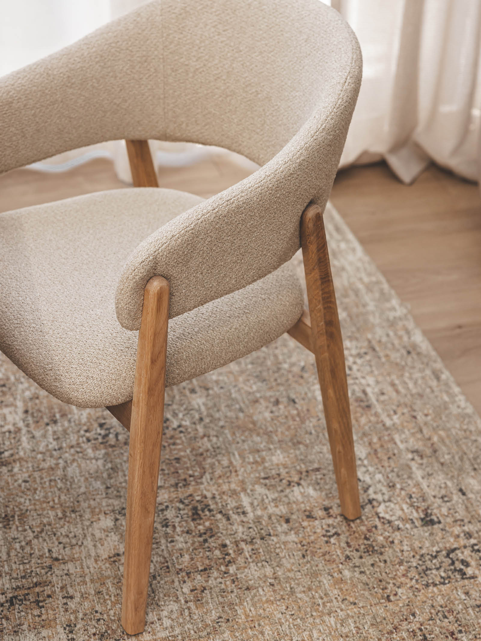 Chaise de salle à manger moderne en chêne massif