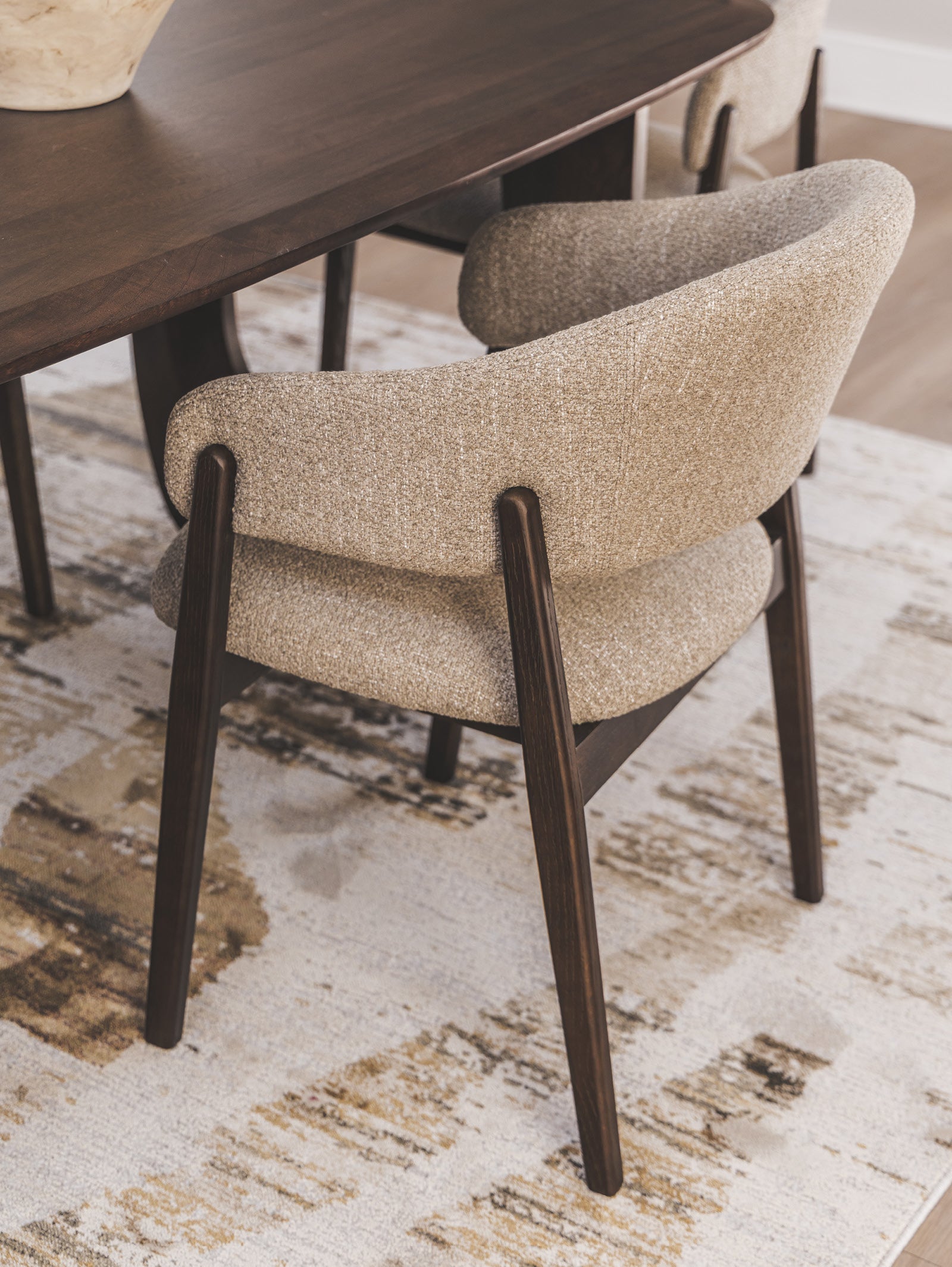Chaise de salle à manger moderne en chêne massif