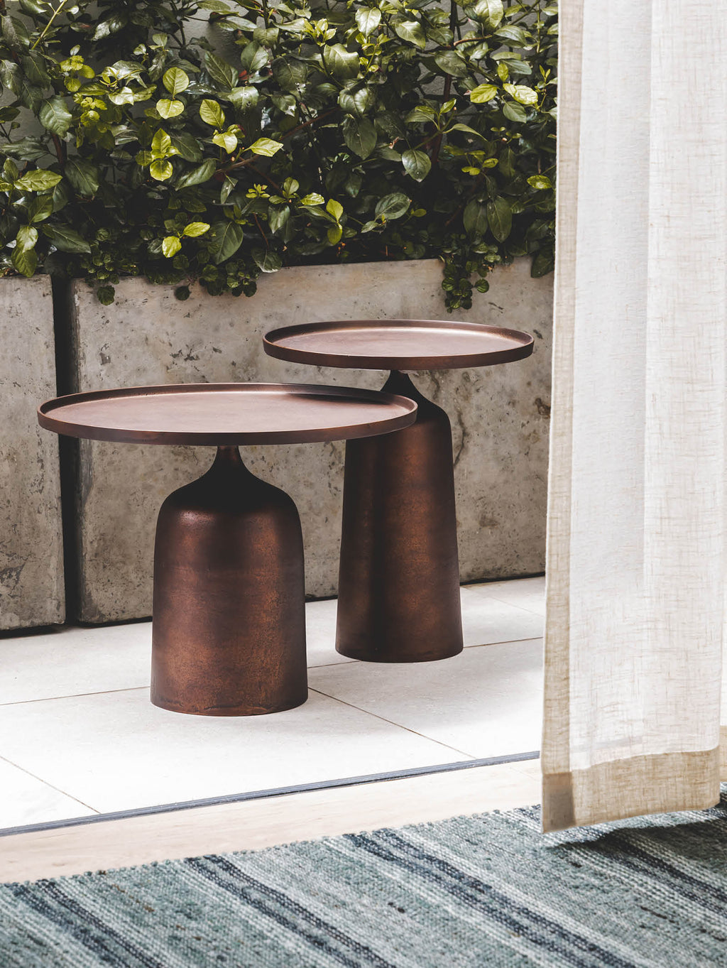 Table d'appoint contemporaine en aluminium pour patio