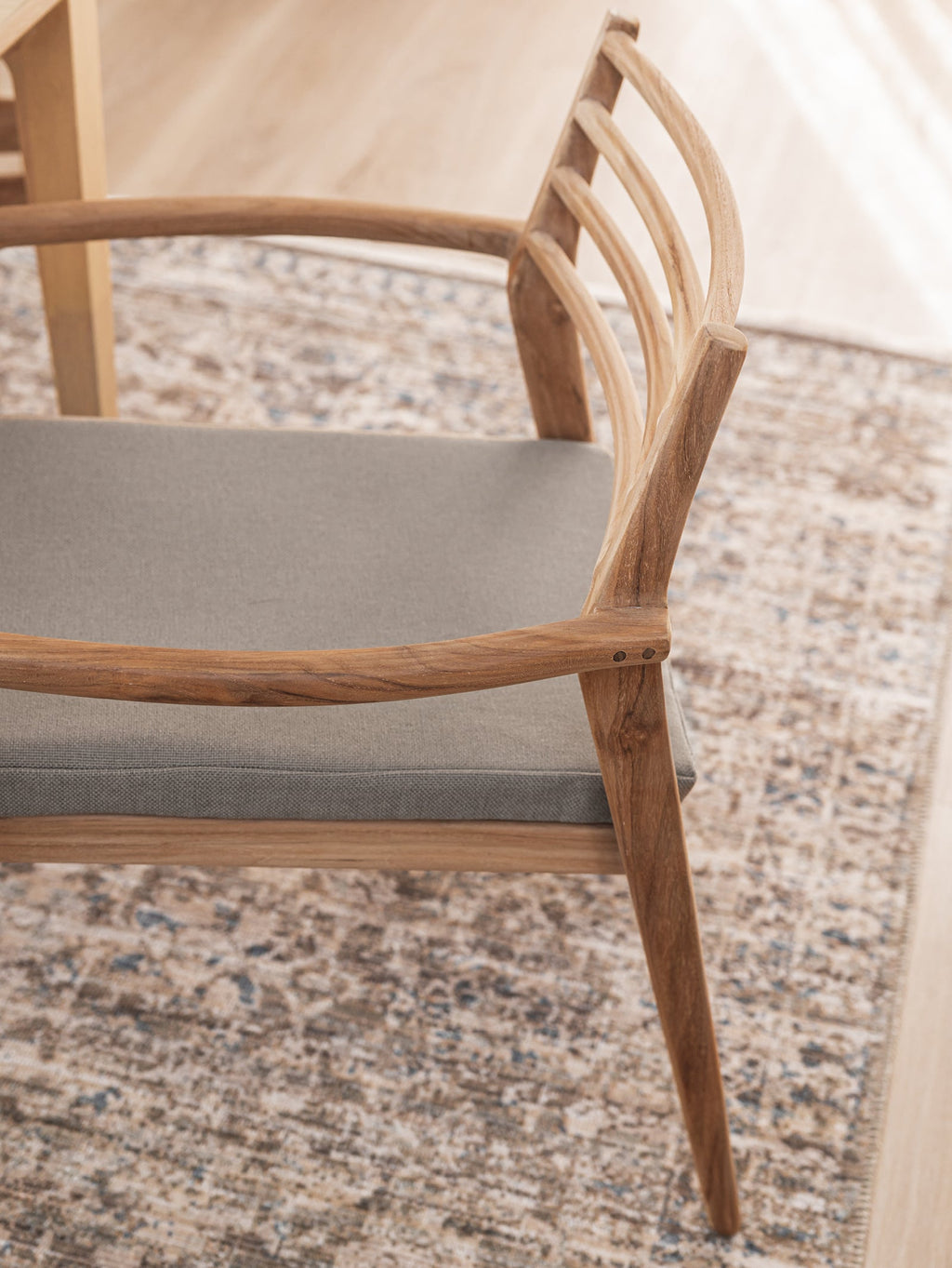 Chaise de salle à manger en teck empilable pour terrasse