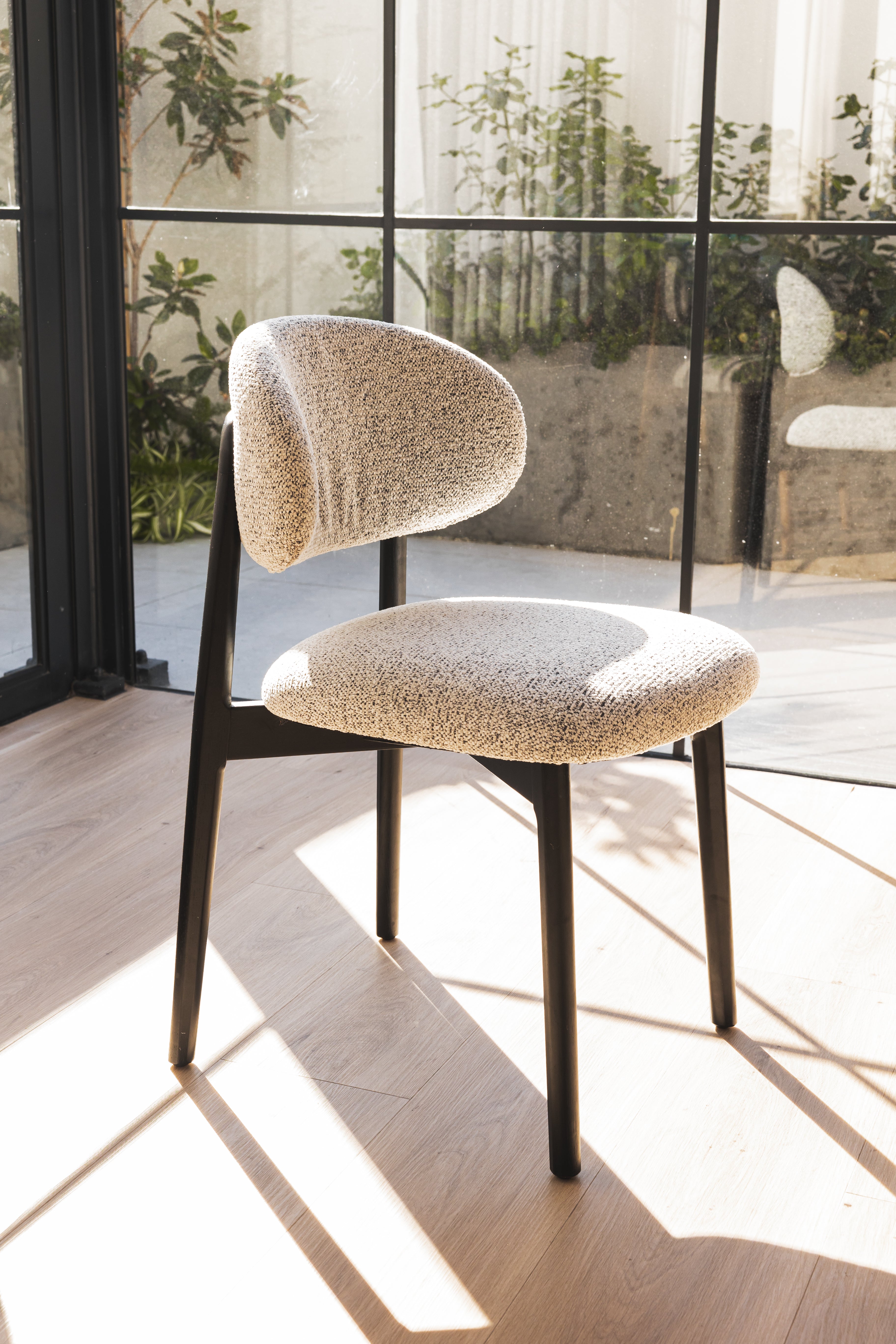 Chaise de salle à manger moderne en chêne massif