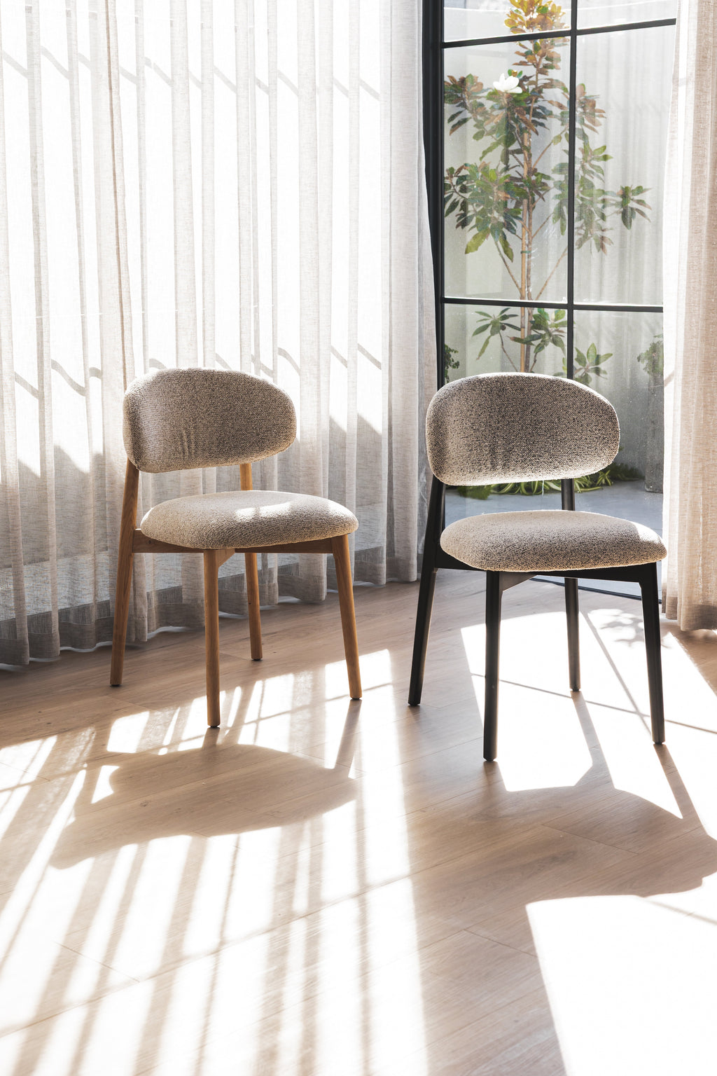 Chaise de salle à manger moderne en chêne massif
