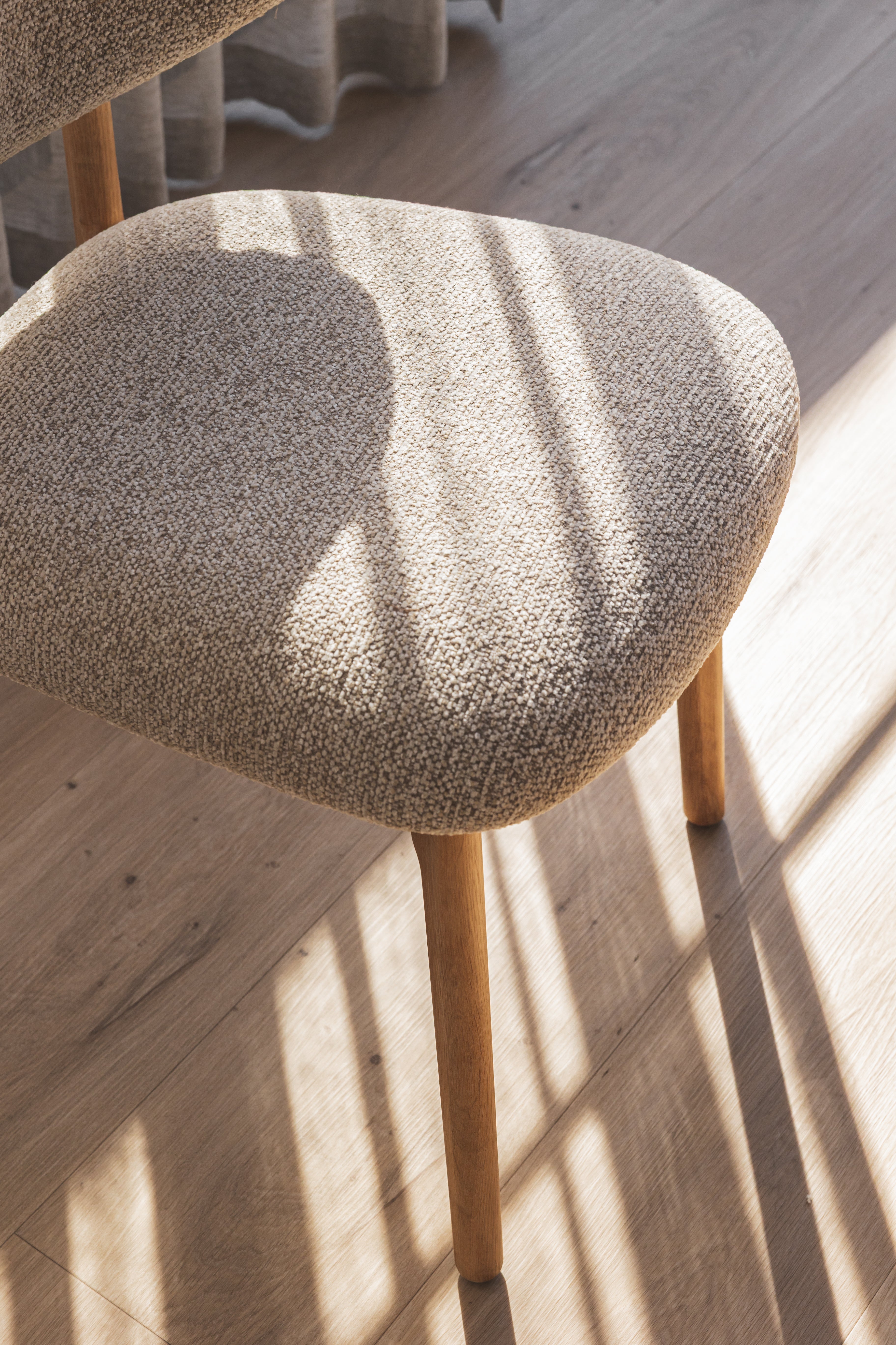 Chaise de salle à manger moderne en chêne massif