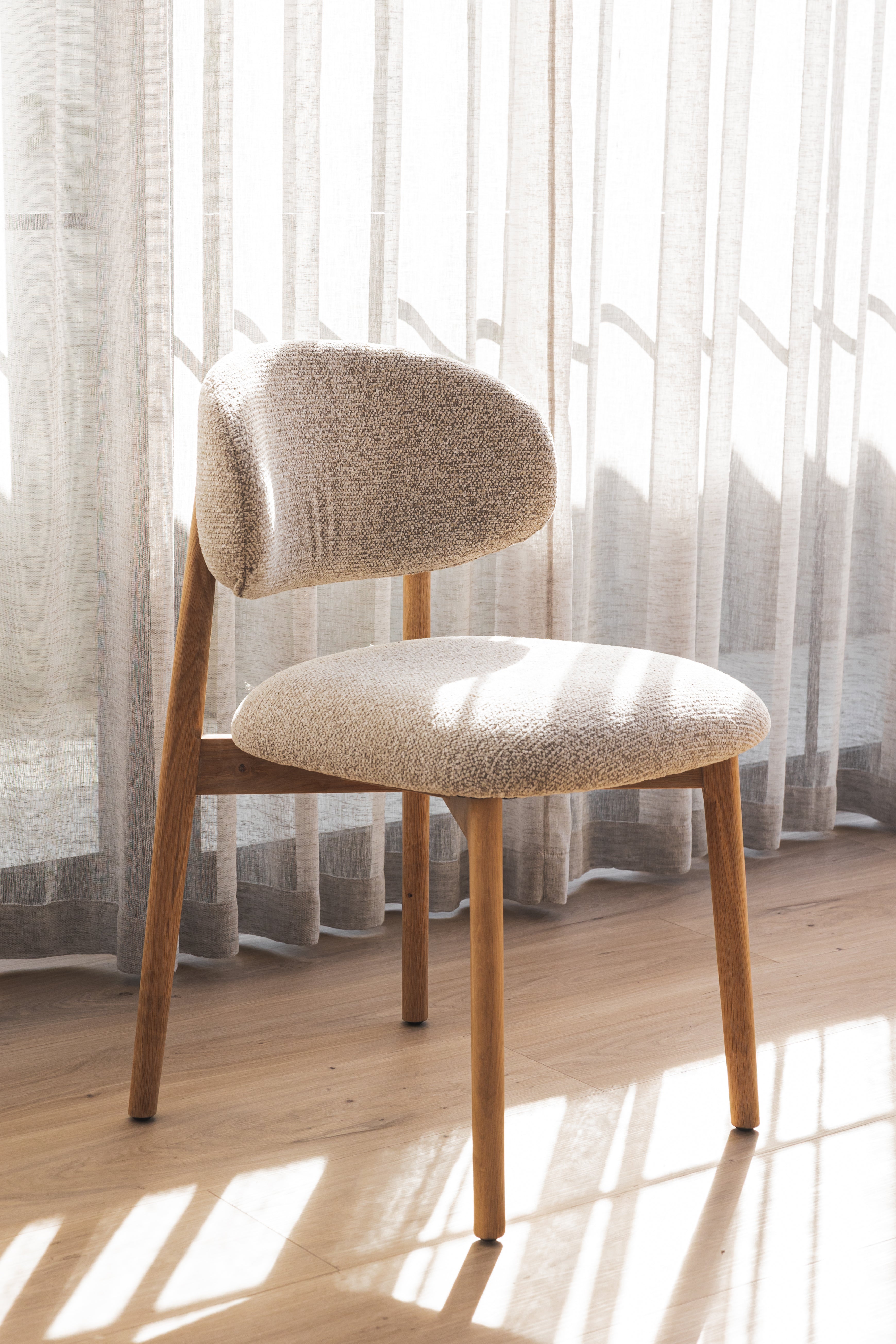Chaise de salle à manger moderne en chêne massif