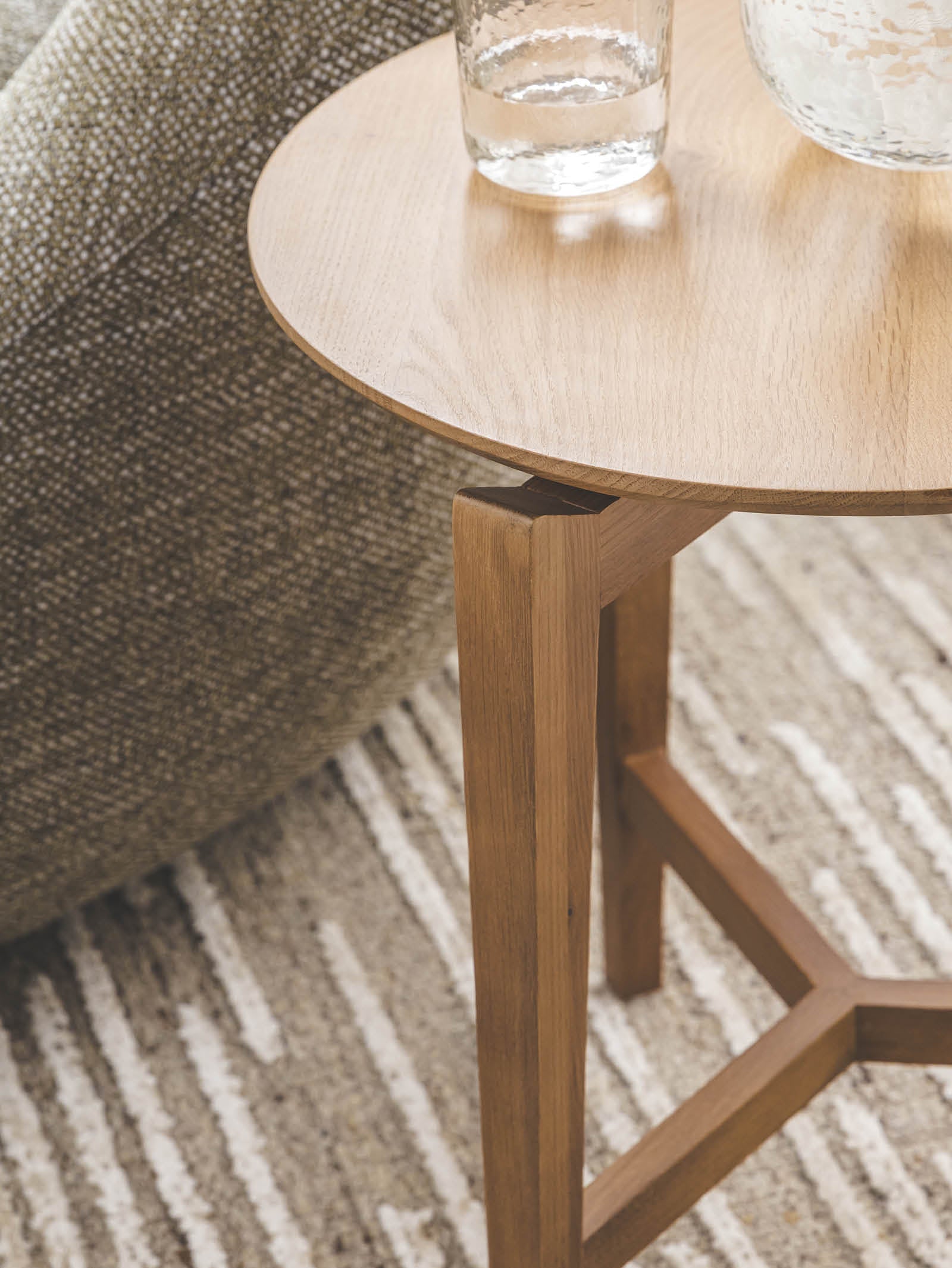 Table d'appoint moderne en chêne massif pour salon