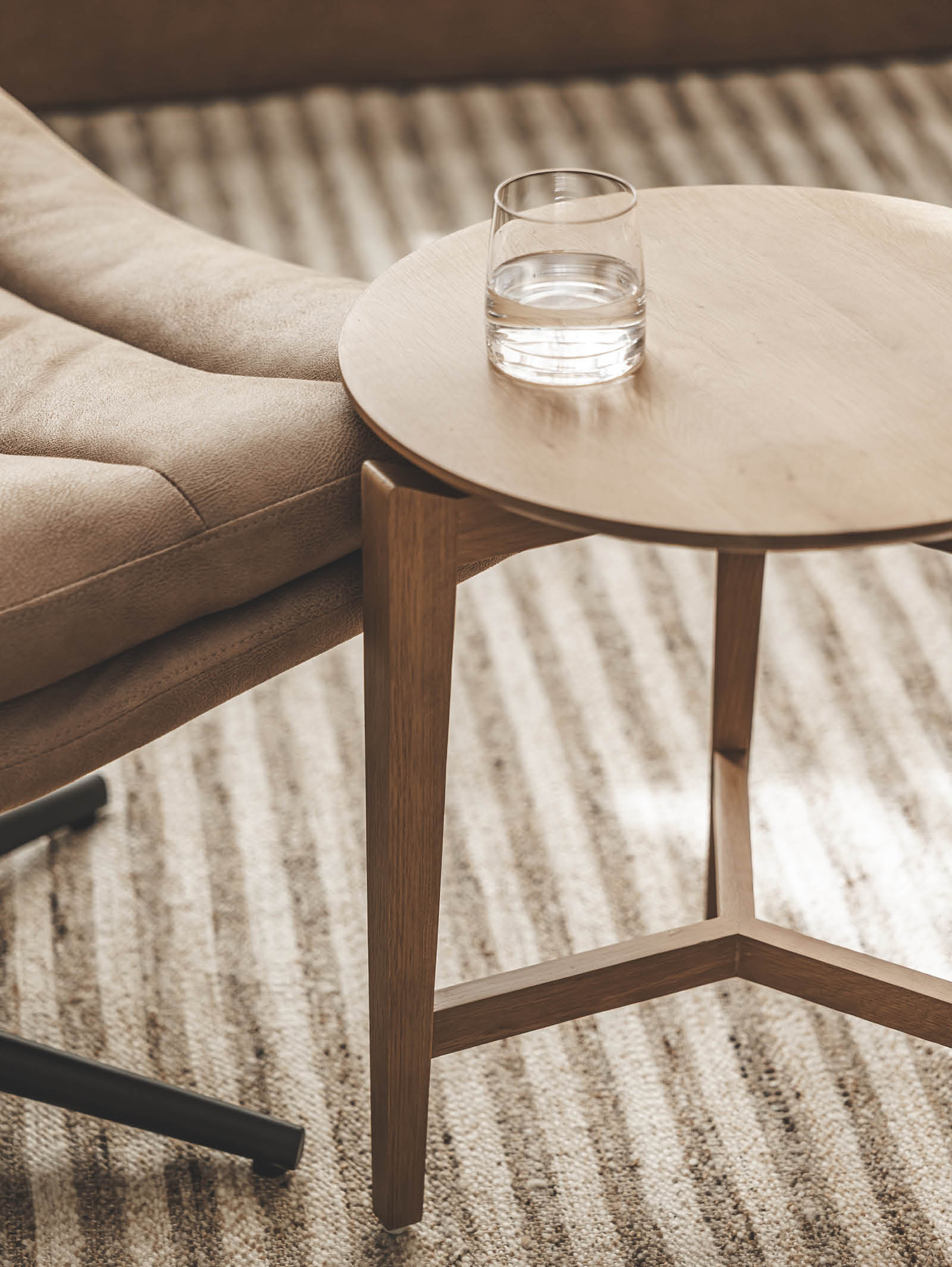 Table d'appoint moderne en chêne massif pour salon