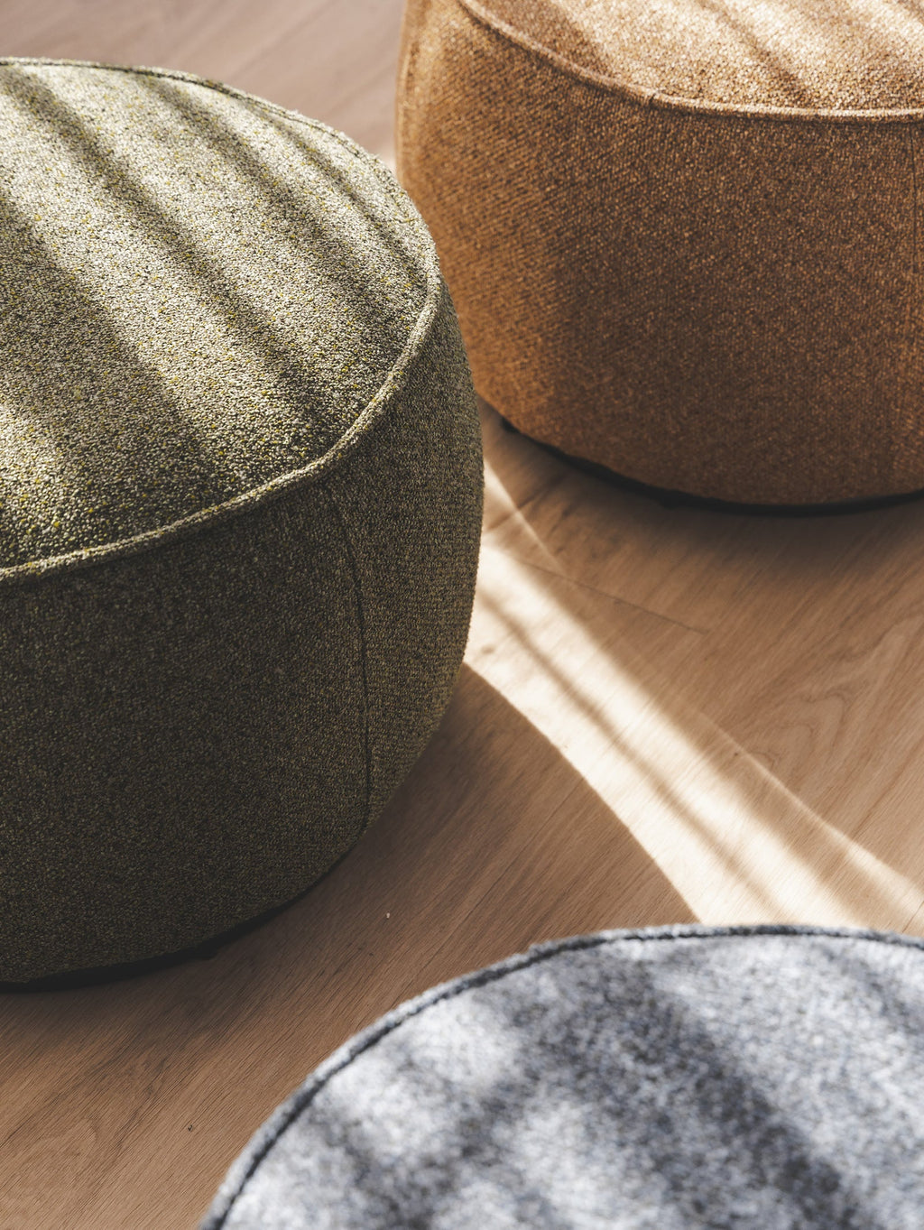 Fauteuil pivotant en tissu pour salon