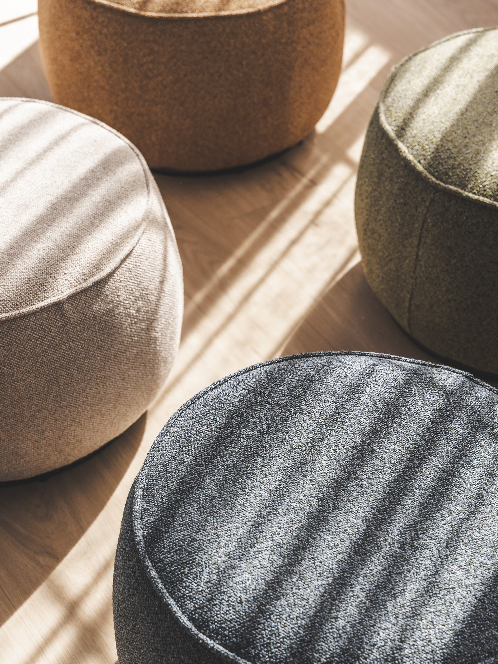 Fauteuil pivotant en tissu pour salon