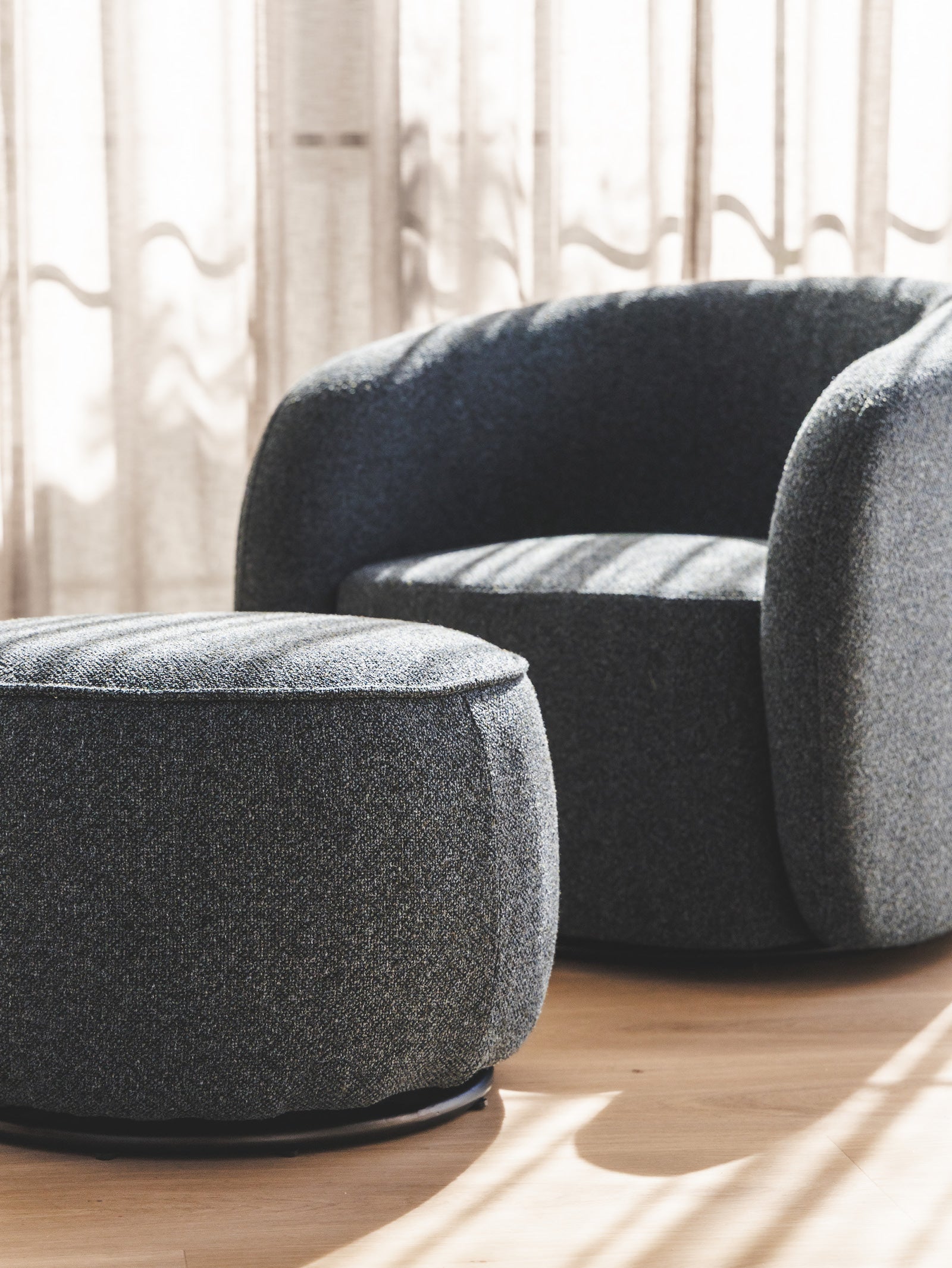 Fauteuil pivotant en tissu pour salon