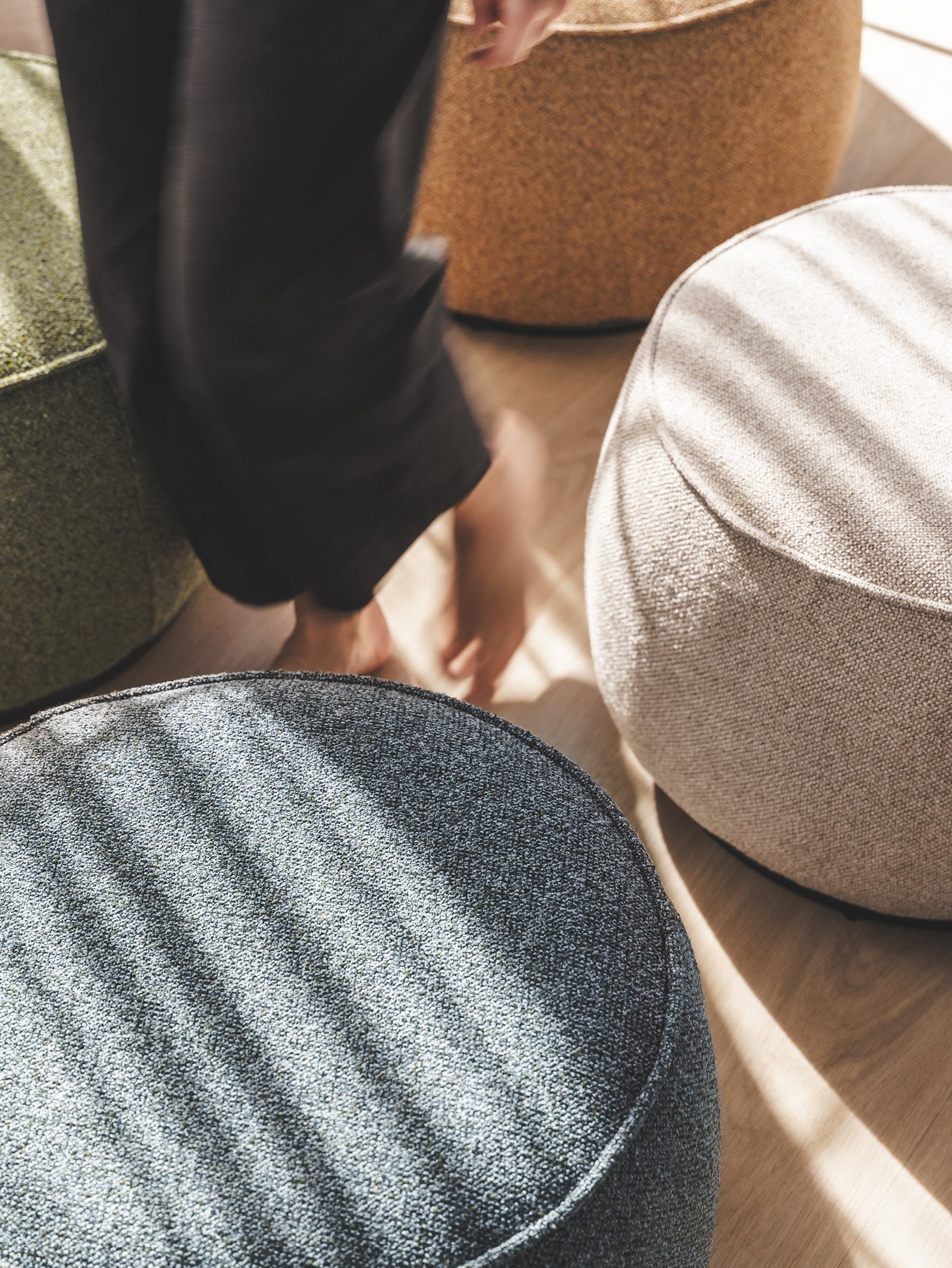 Fauteuil pivotant en tissu pour salon