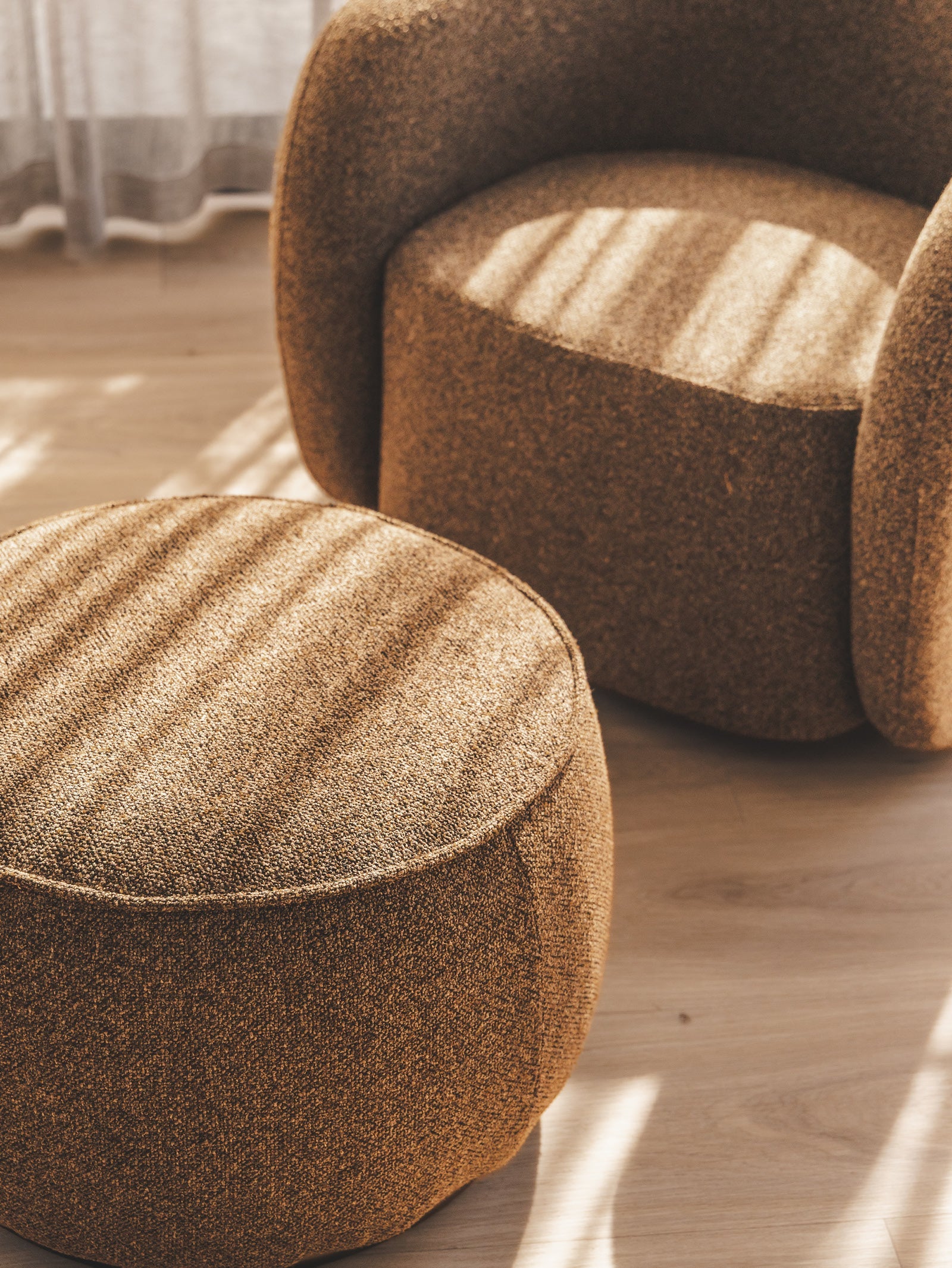 Fauteuil pivotant en tissu pour salon
