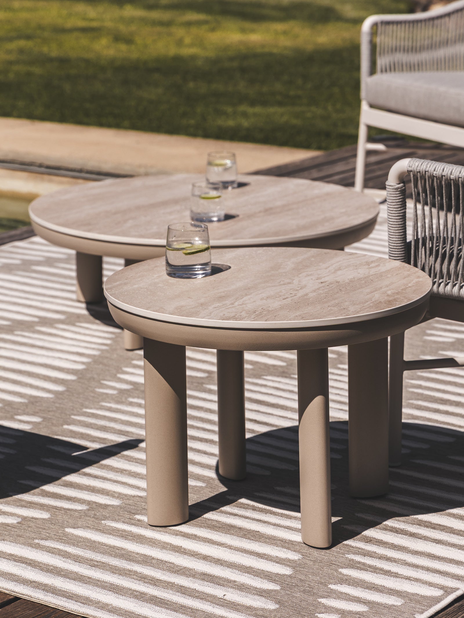 Table de patio moderne en aluminium