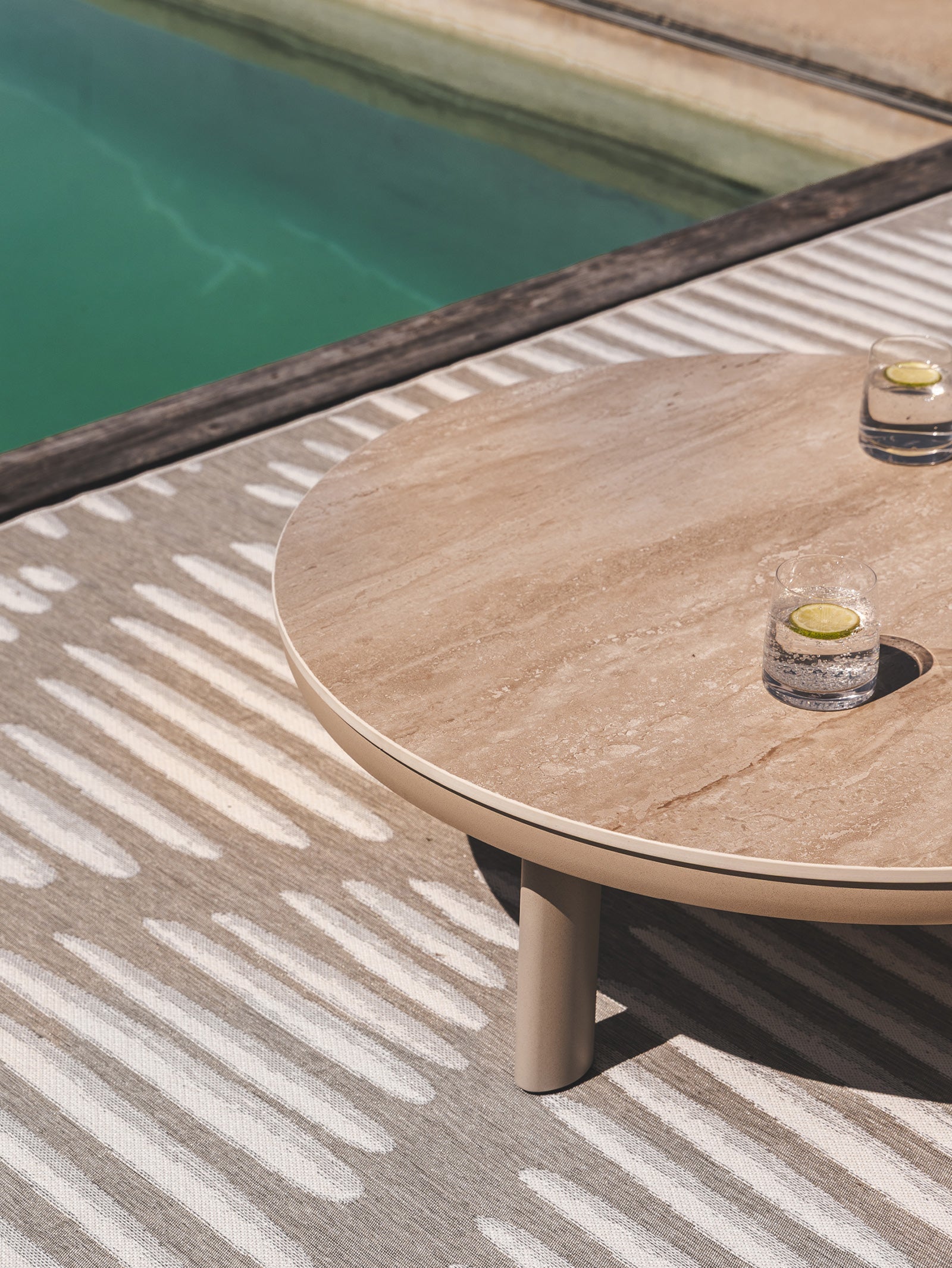 Table de patio moderne en aluminium