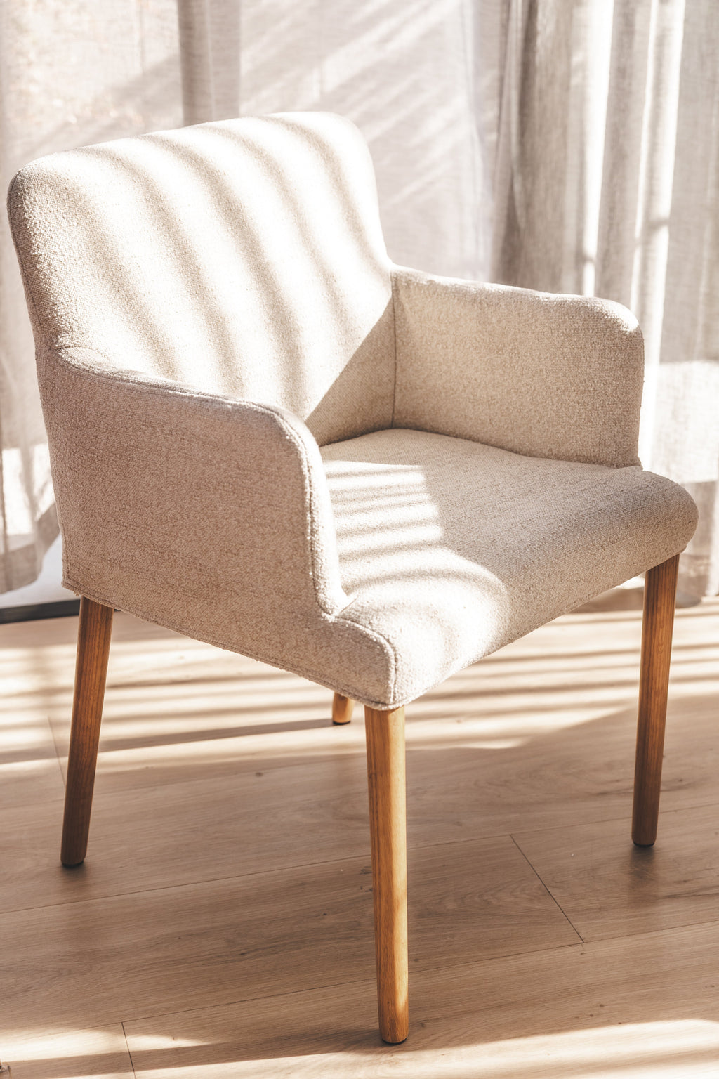 Chaise de salle à manger moderne en chêne massif