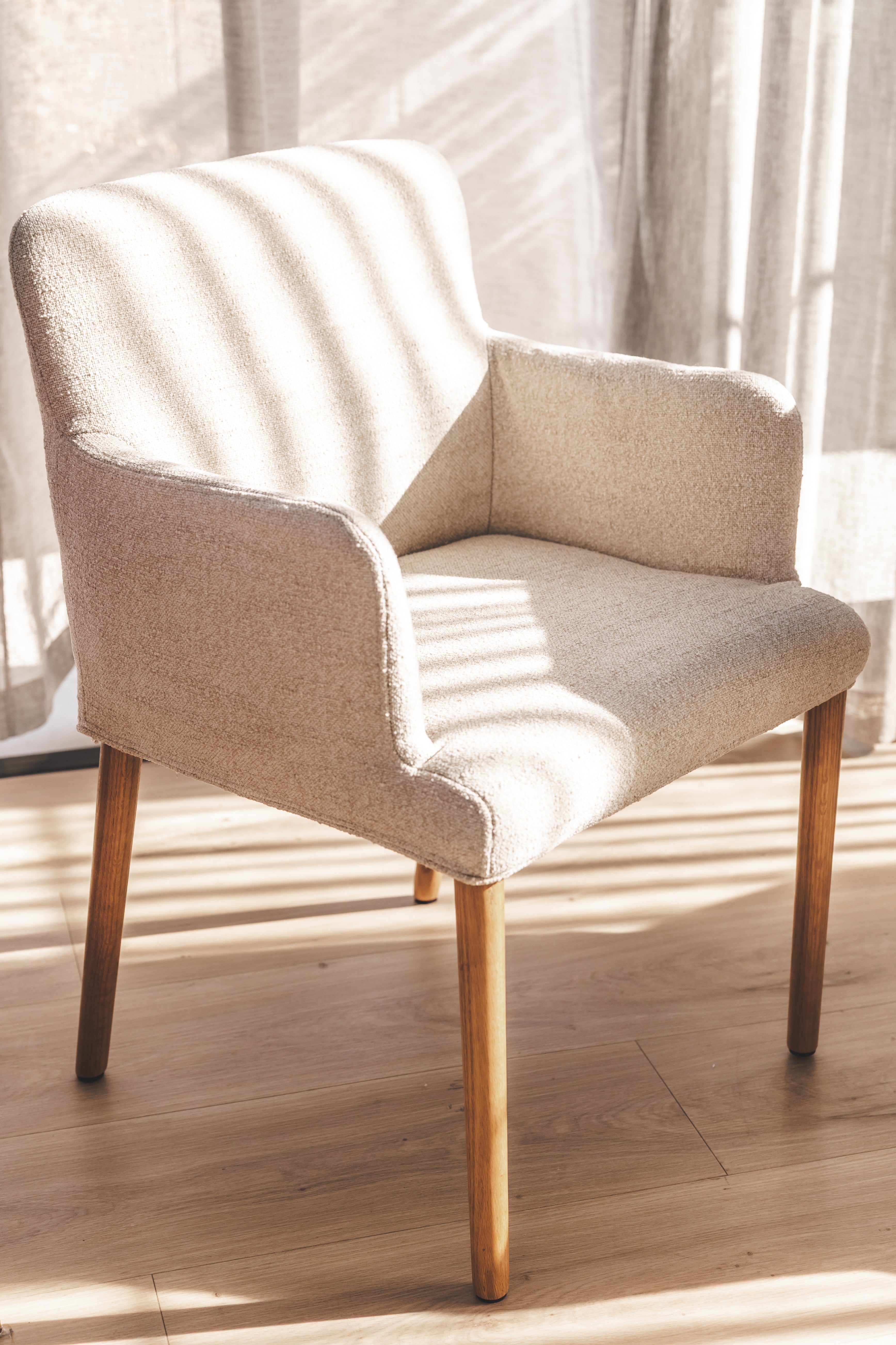 Chaise de salle à manger moderne en chêne massif
