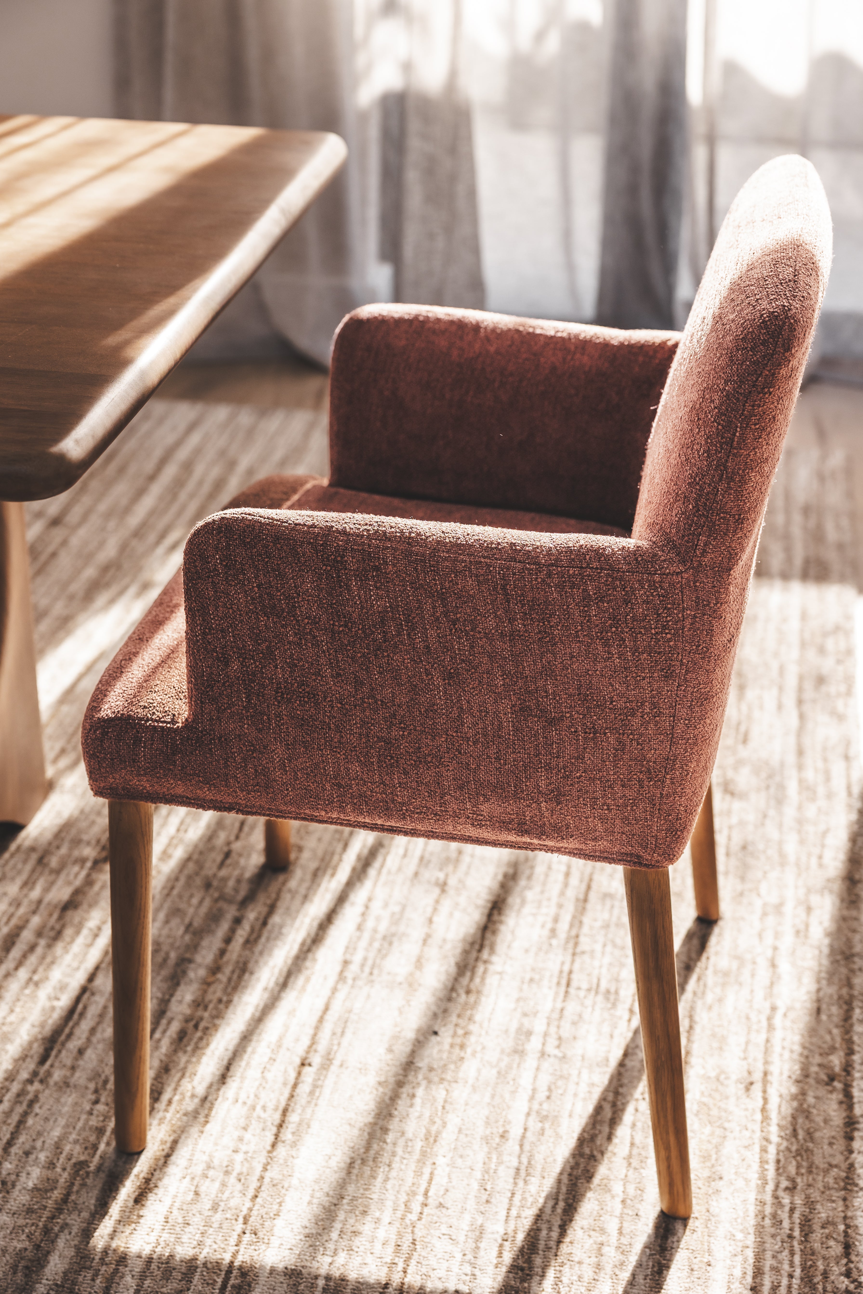 Chaise de salle à manger moderne en chêne massif