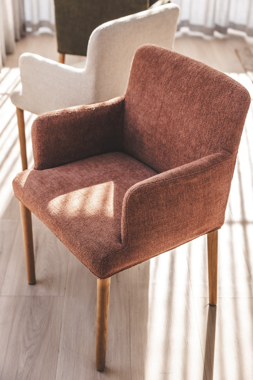 Chaise de salle à manger moderne en chêne massif