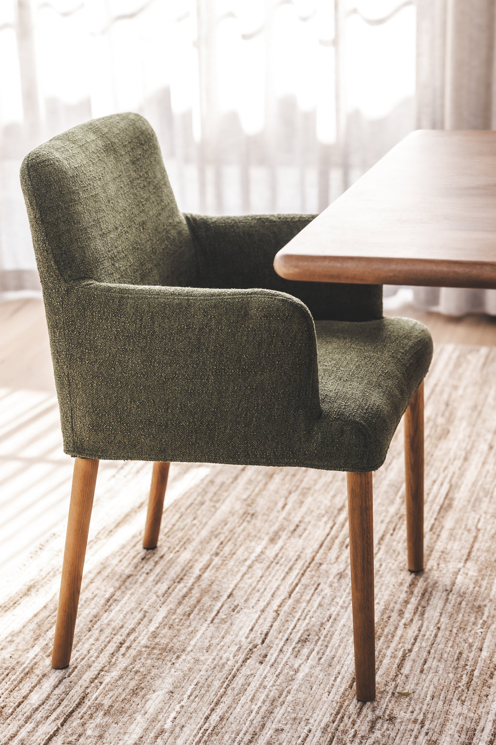 Chaise de salle à manger moderne en chêne massif
