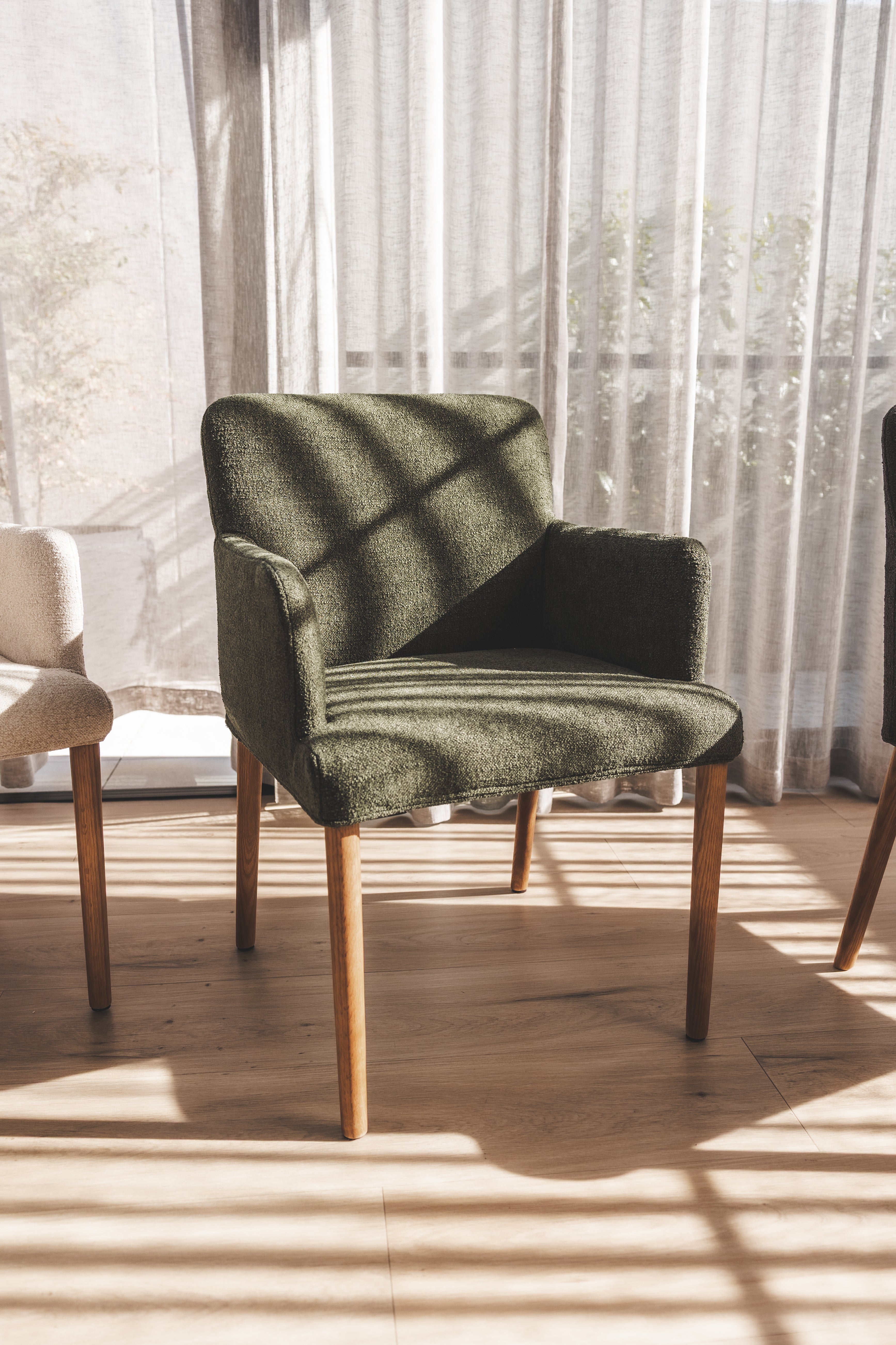 Chaise de salle à manger moderne en chêne massif