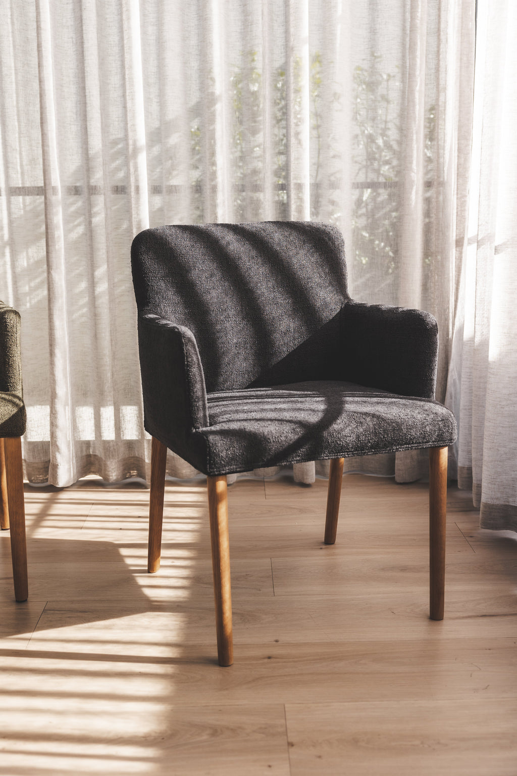 Chaise de salle à manger moderne en chêne massif