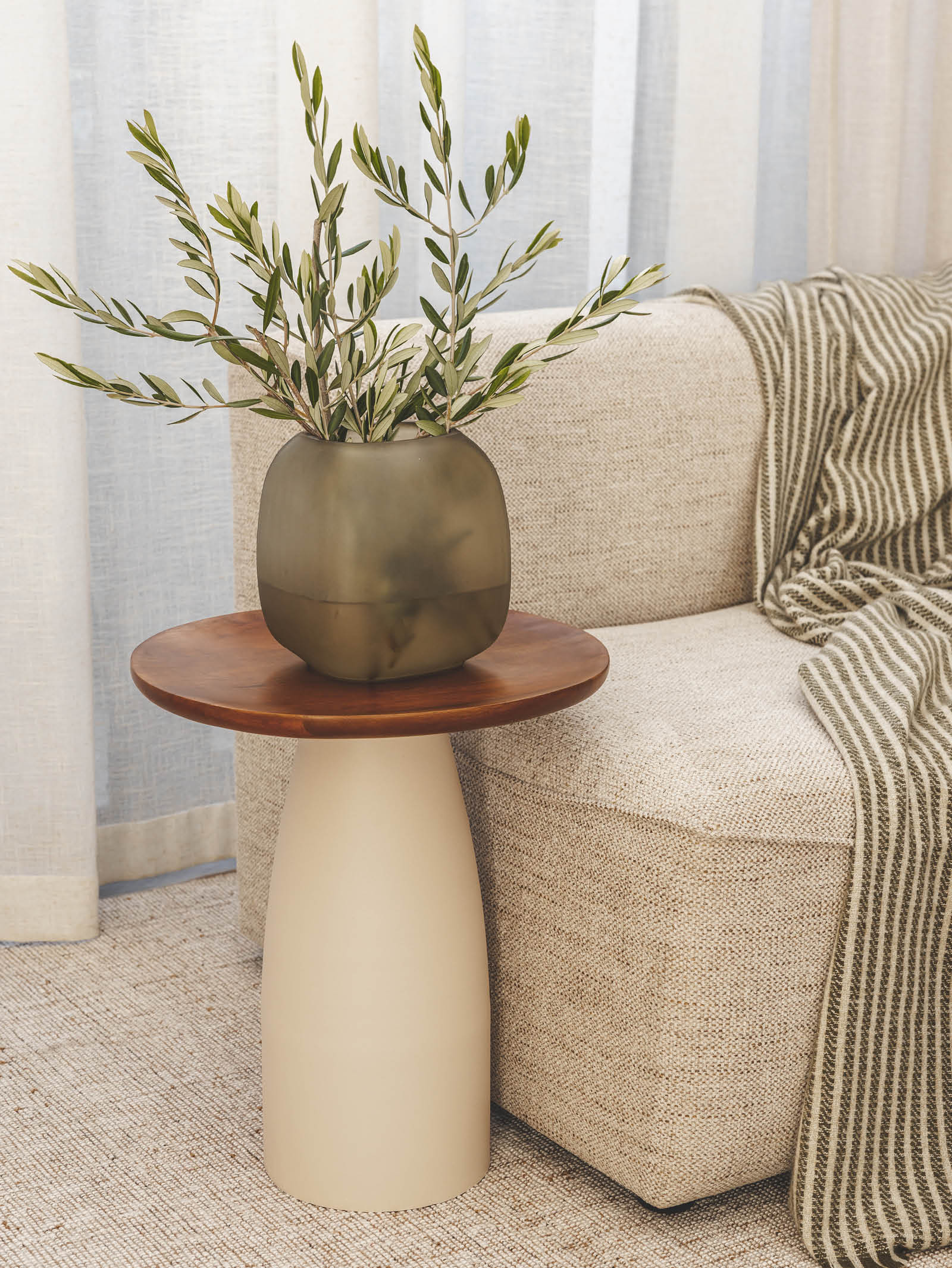 Table d'appoint industrielle en bois pour le salon