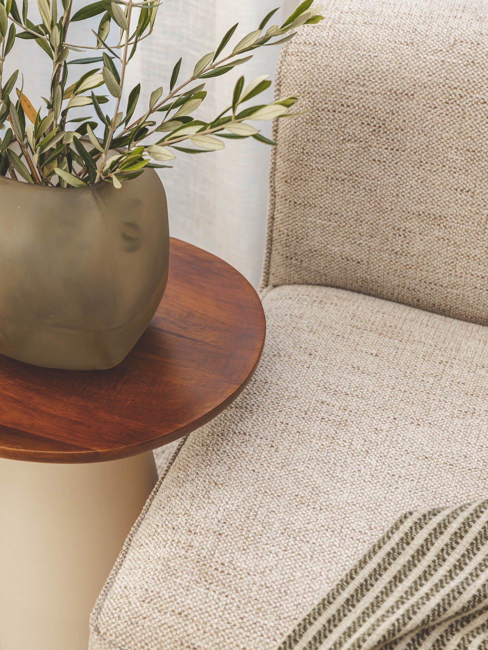 Table d'appoint industrielle en bois pour le salon