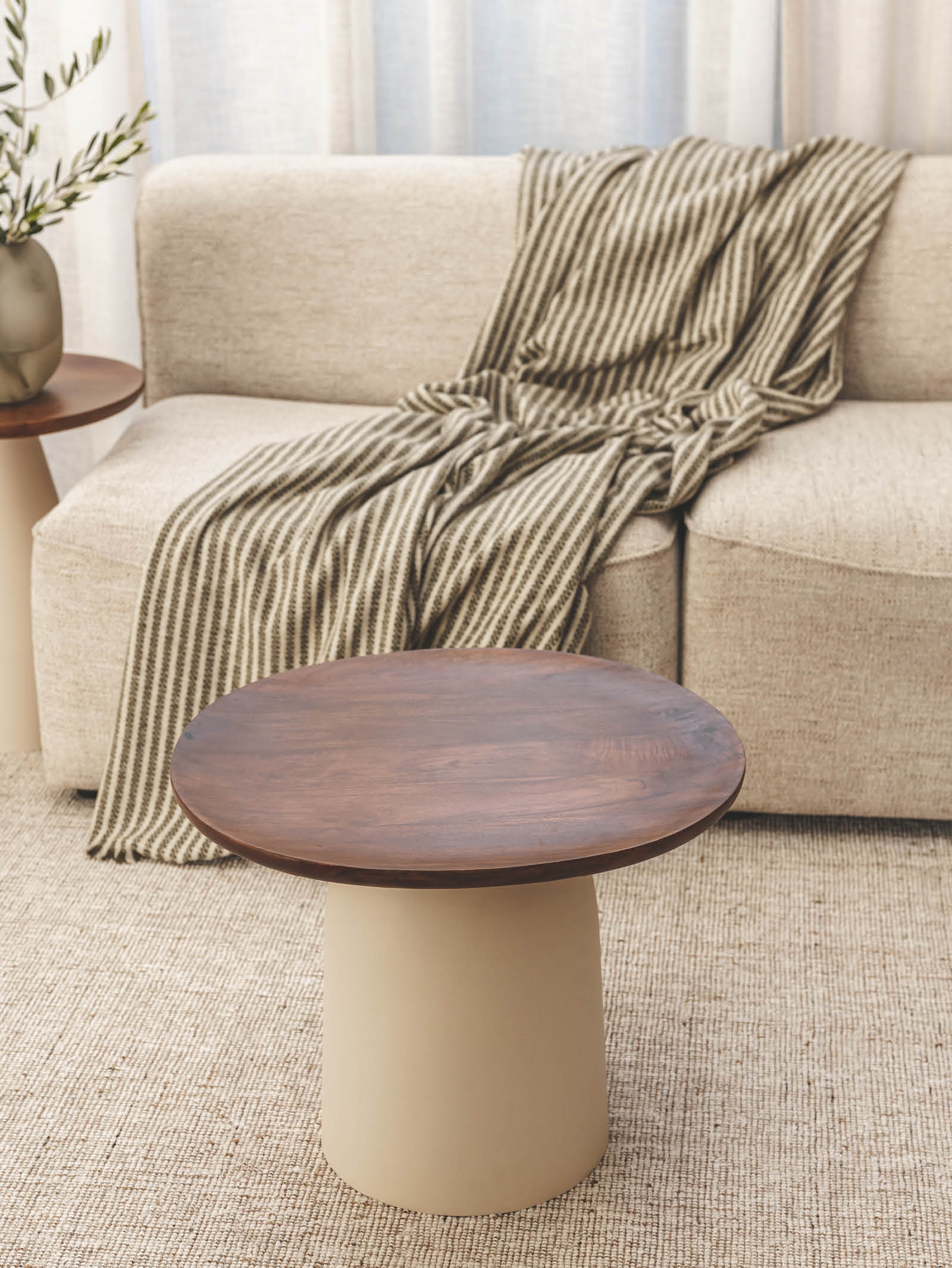 Table d'appoint industrielle en bois pour le salon