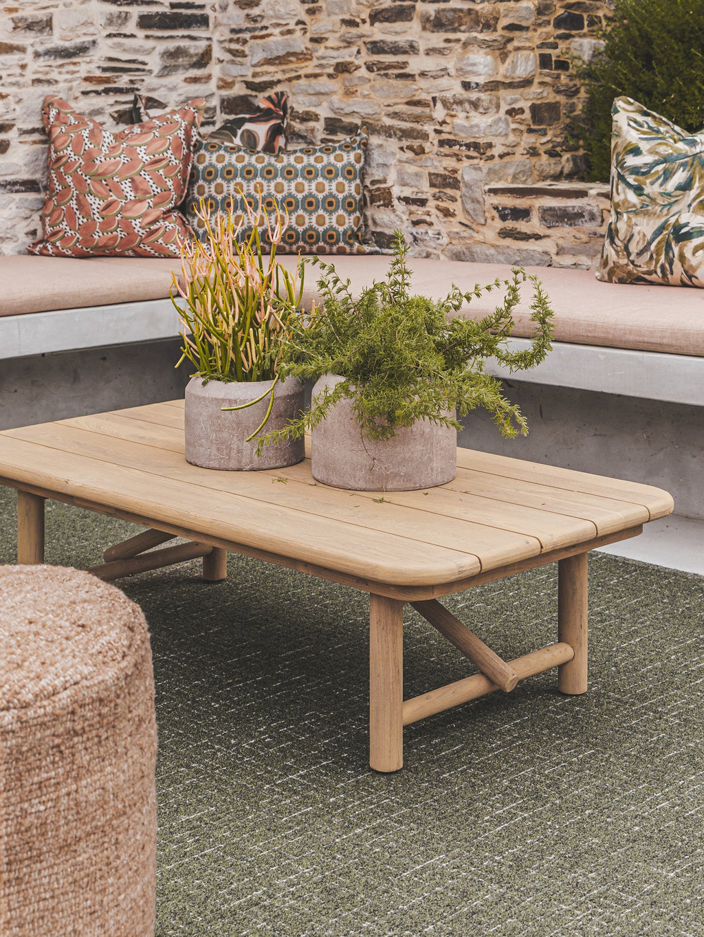 Table basse minimaliste en teck pour terrasse