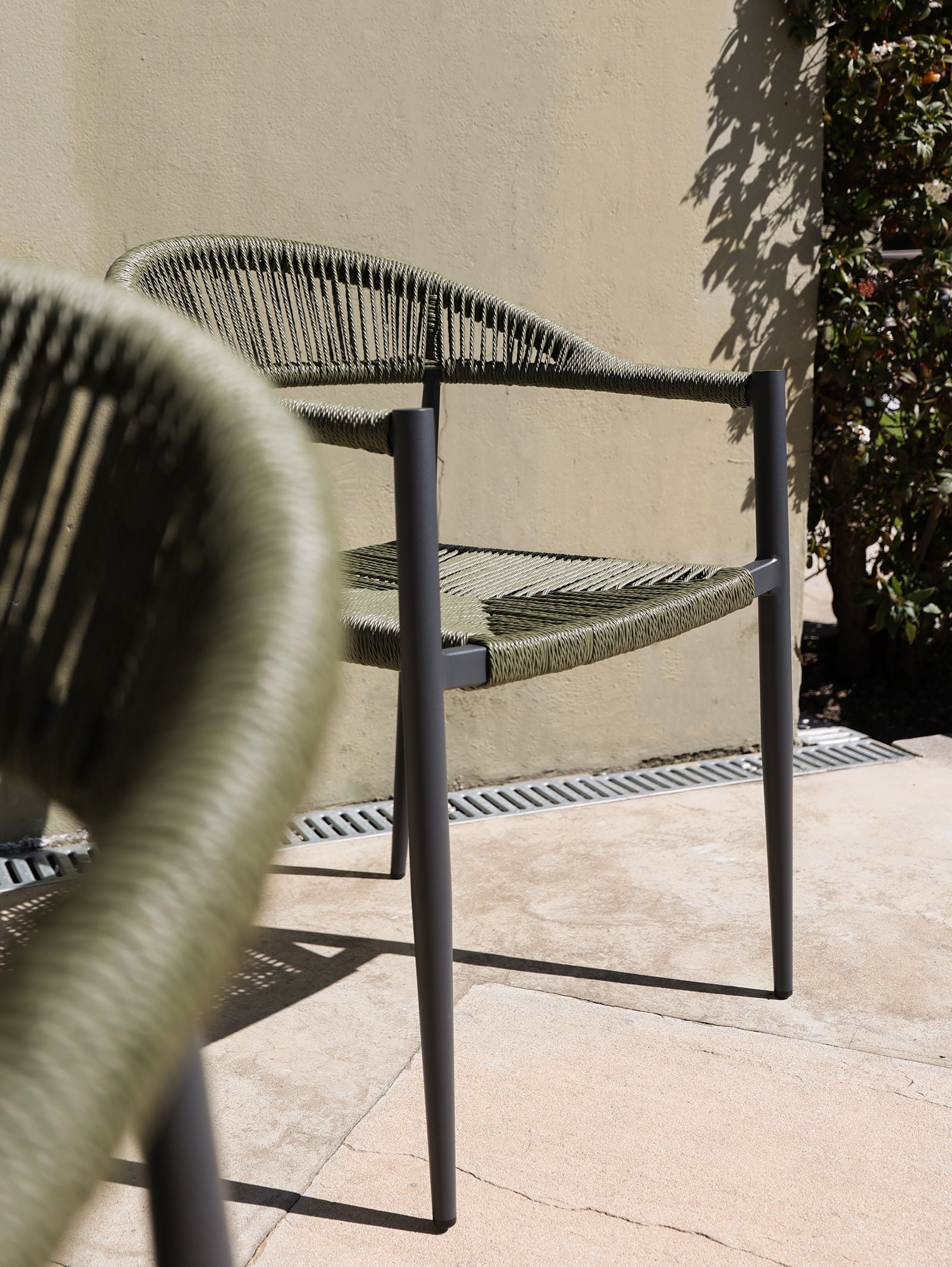 Chaise en aluminium avec dossier incurvé et empilable pour terrasse