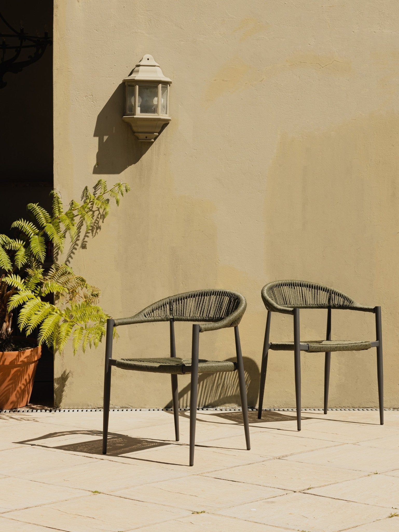 Chaise en aluminium empilable avec dossier incurvé pour terrasse