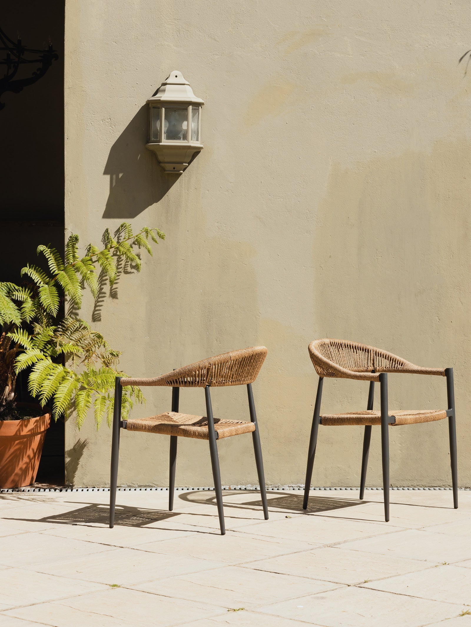 Chaise en aluminium avec dossier incurvé et empilable pour terrasse