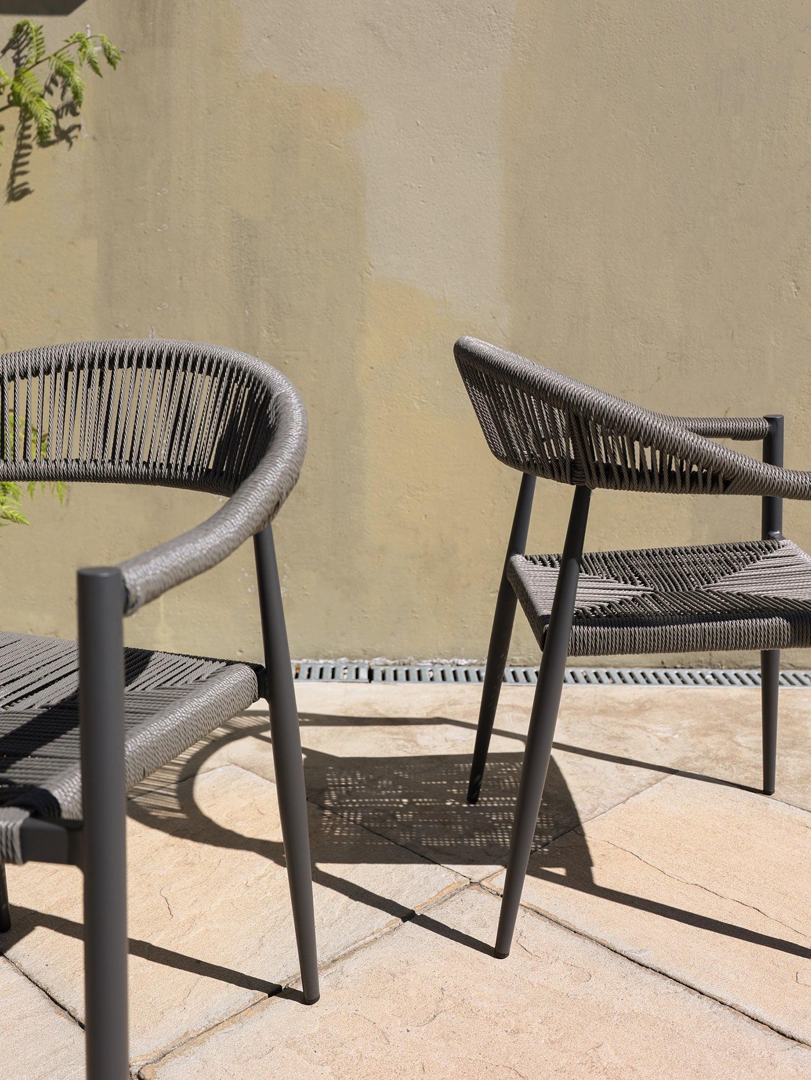 Chaise en aluminium avec dossier incurvé et empilable pour terrasse