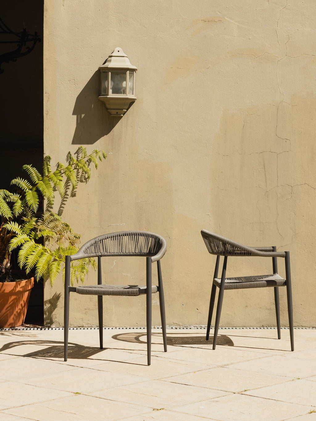 Chaise en aluminium à dossier incurvé pour terrasse